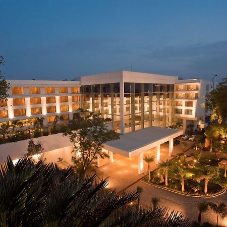 Radisson Blu Plaza Hotel Hyderabad Banjara Hills Eksteriør billede The Royal