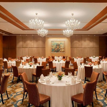 Radisson Blu Plaza Hotel Hyderabad Banjara Hills Restaurant billede The ballroom