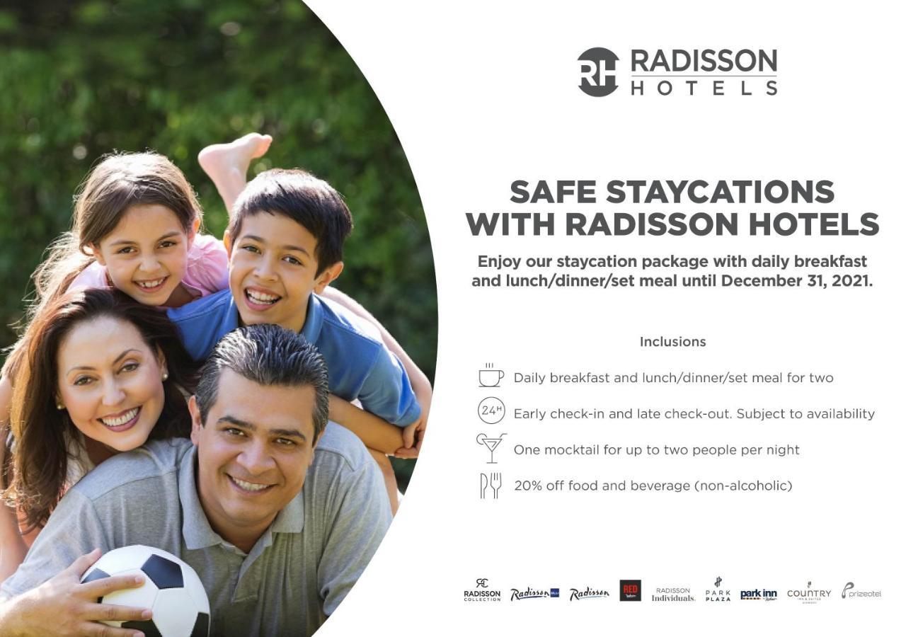 Radisson Blu Plaza Hotel Hyderabad Banjara Hills Eksteriør billede A Radisson Hotels advertisement