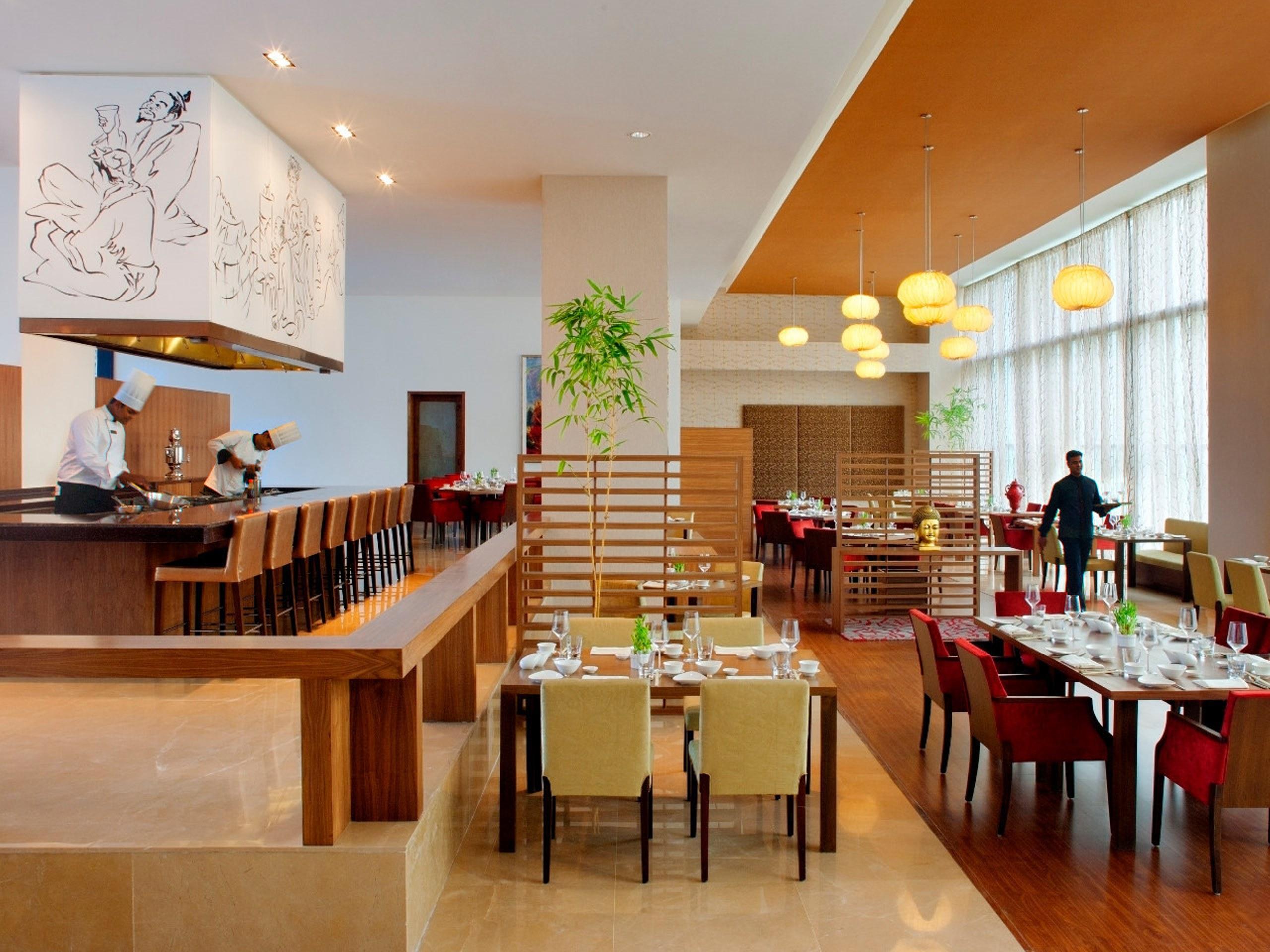 Radisson Blu Plaza Hotel Hyderabad Banjara Hills Eksteriør billede The restaurant