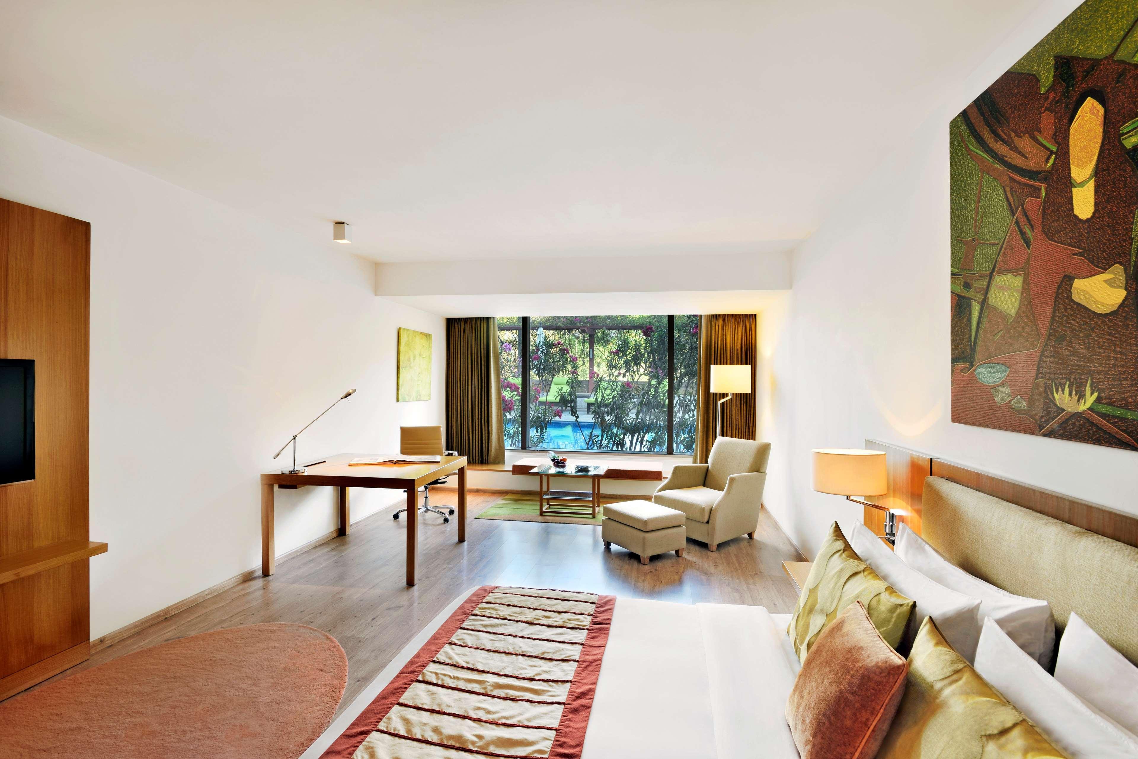 Radisson Blu Plaza Hotel Hyderabad Banjara Hills Eksteriør billede A room at the Oberoi Mumbai