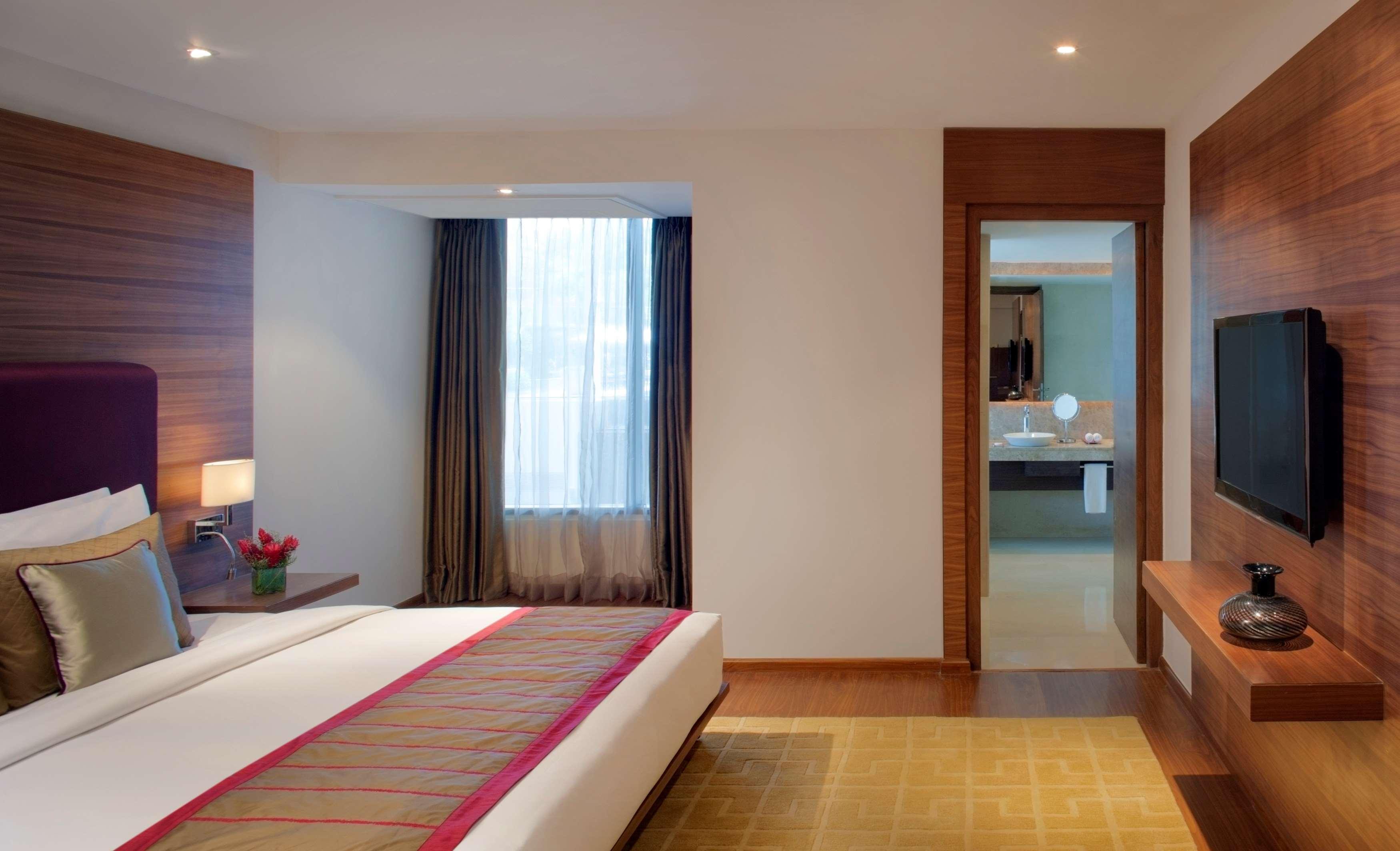 Radisson Blu Plaza Hotel Hyderabad Banjara Hills Eksteriør billede A room at the Taj Bengal