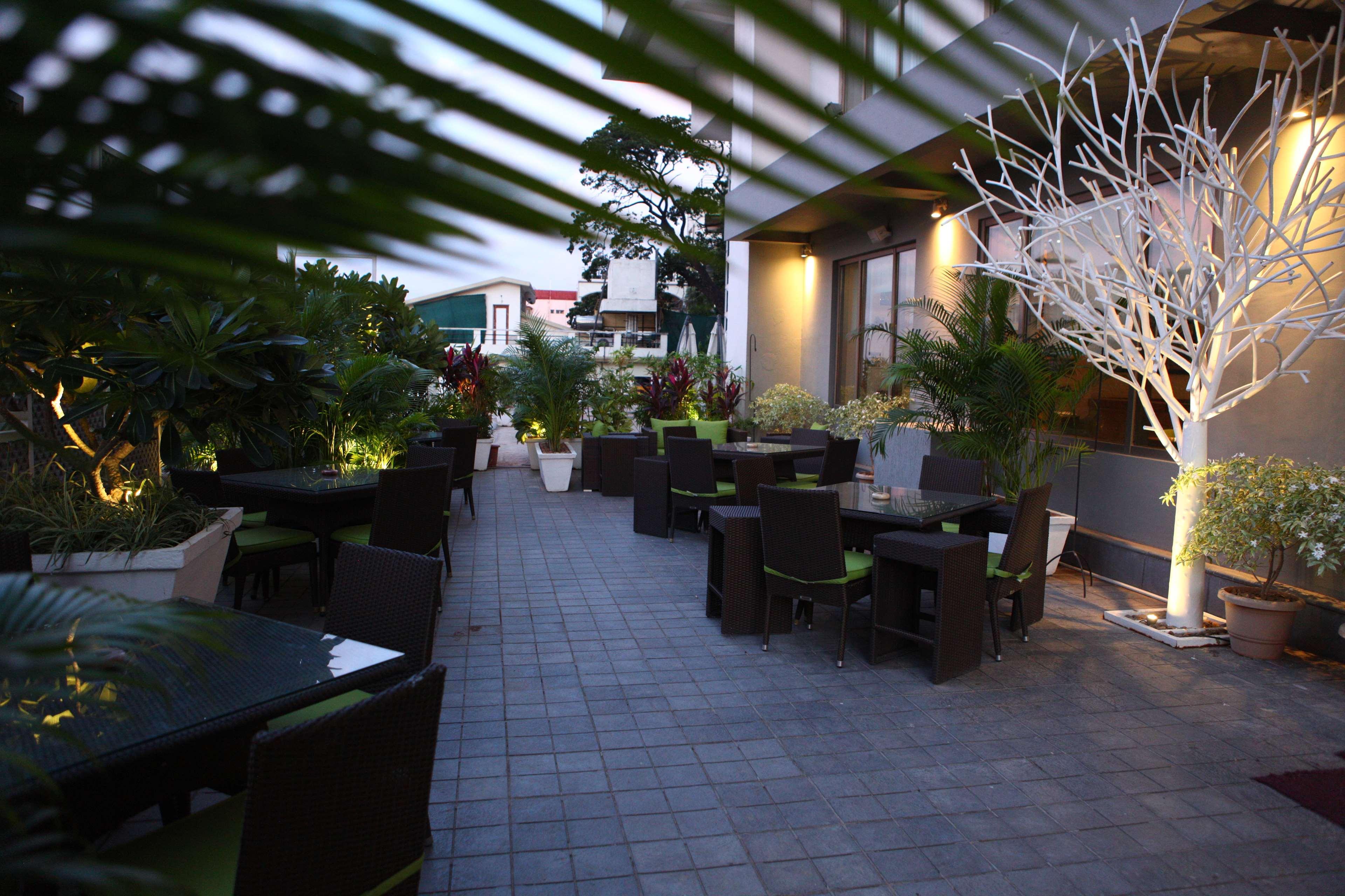 Radisson Blu Plaza Hotel Hyderabad Banjara Hills Eksteriør billede The outdoor terrace at the hotel