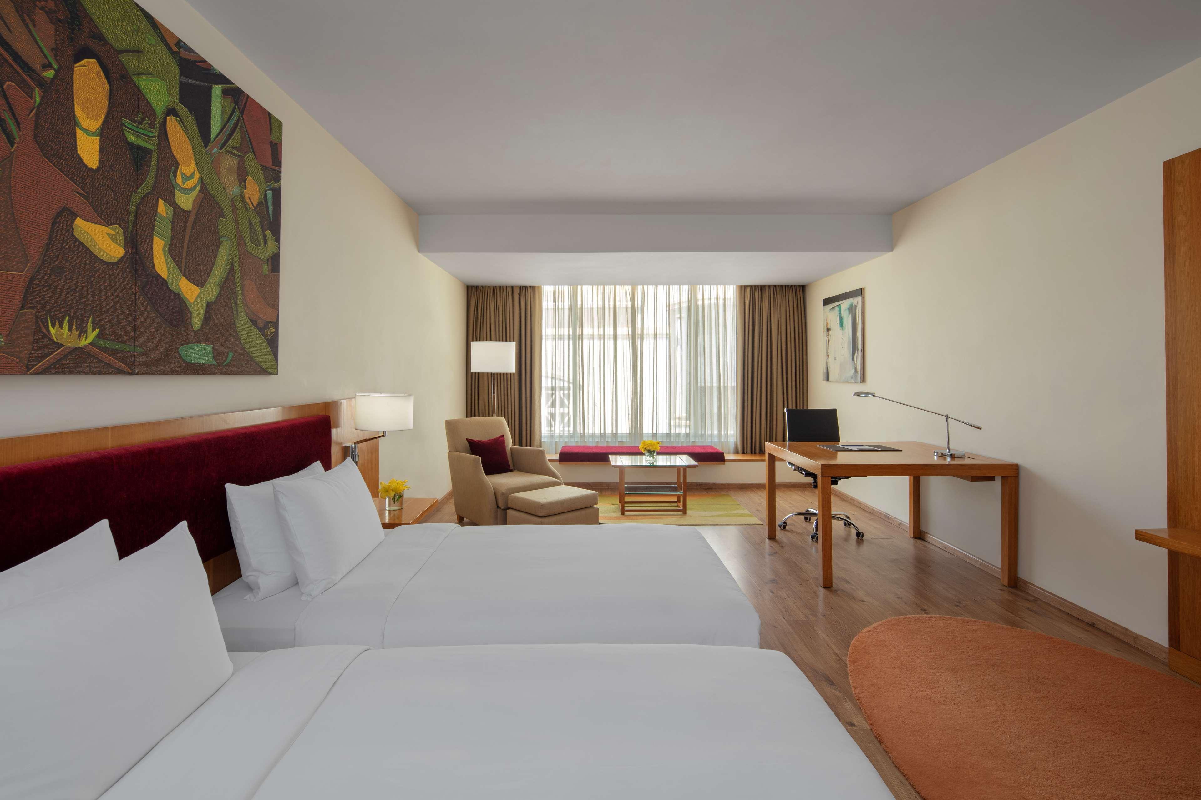 Radisson Blu Plaza Hotel Hyderabad Banjara Hills Eksteriør billede A room at the hotel