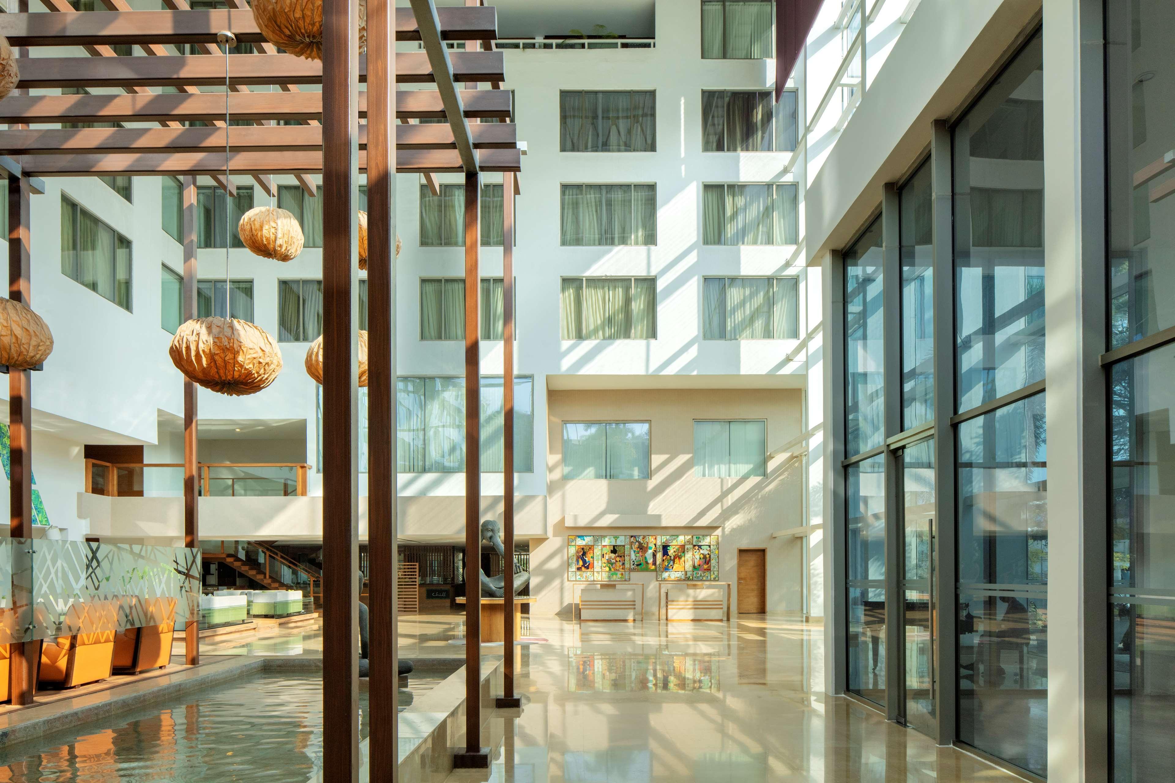 Radisson Blu Plaza Hotel Hyderabad Banjara Hills Eksteriør billede Interior of the hotel