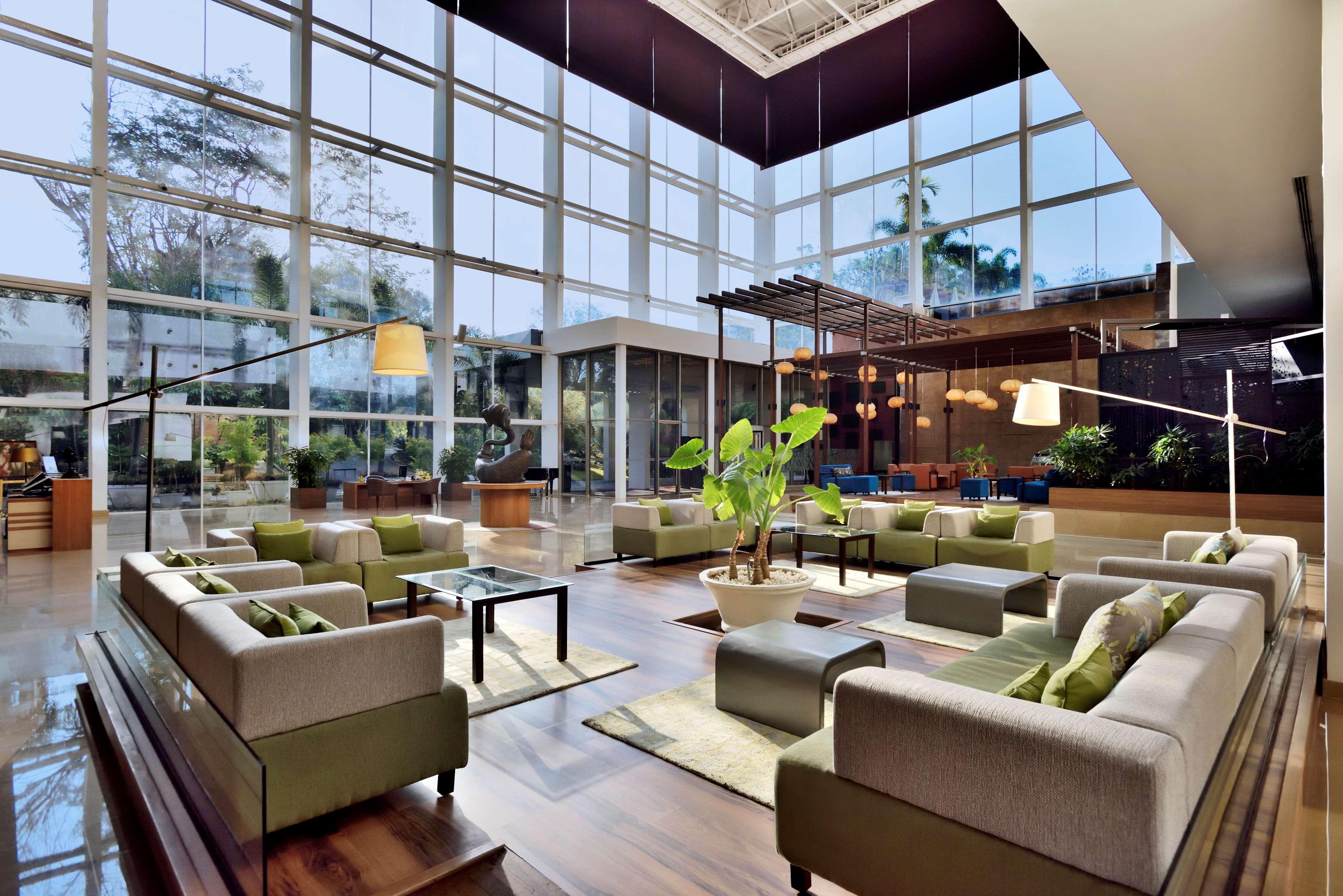 Radisson Blu Plaza Hotel Hyderabad Banjara Hills Eksteriør billede Lobby
