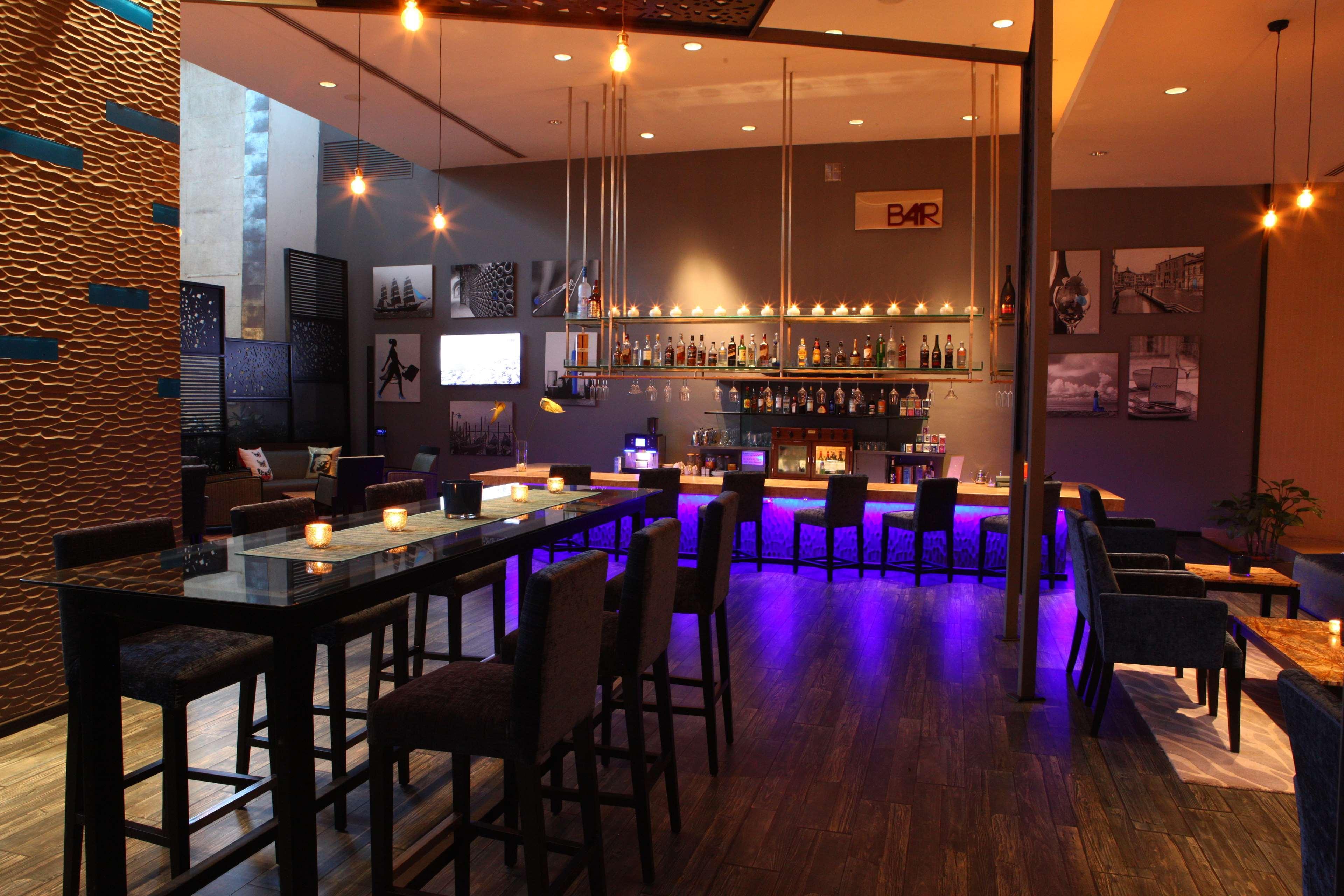 Radisson Blu Plaza Hotel Hyderabad Banjara Hills Eksteriør billede The bar at the hotel