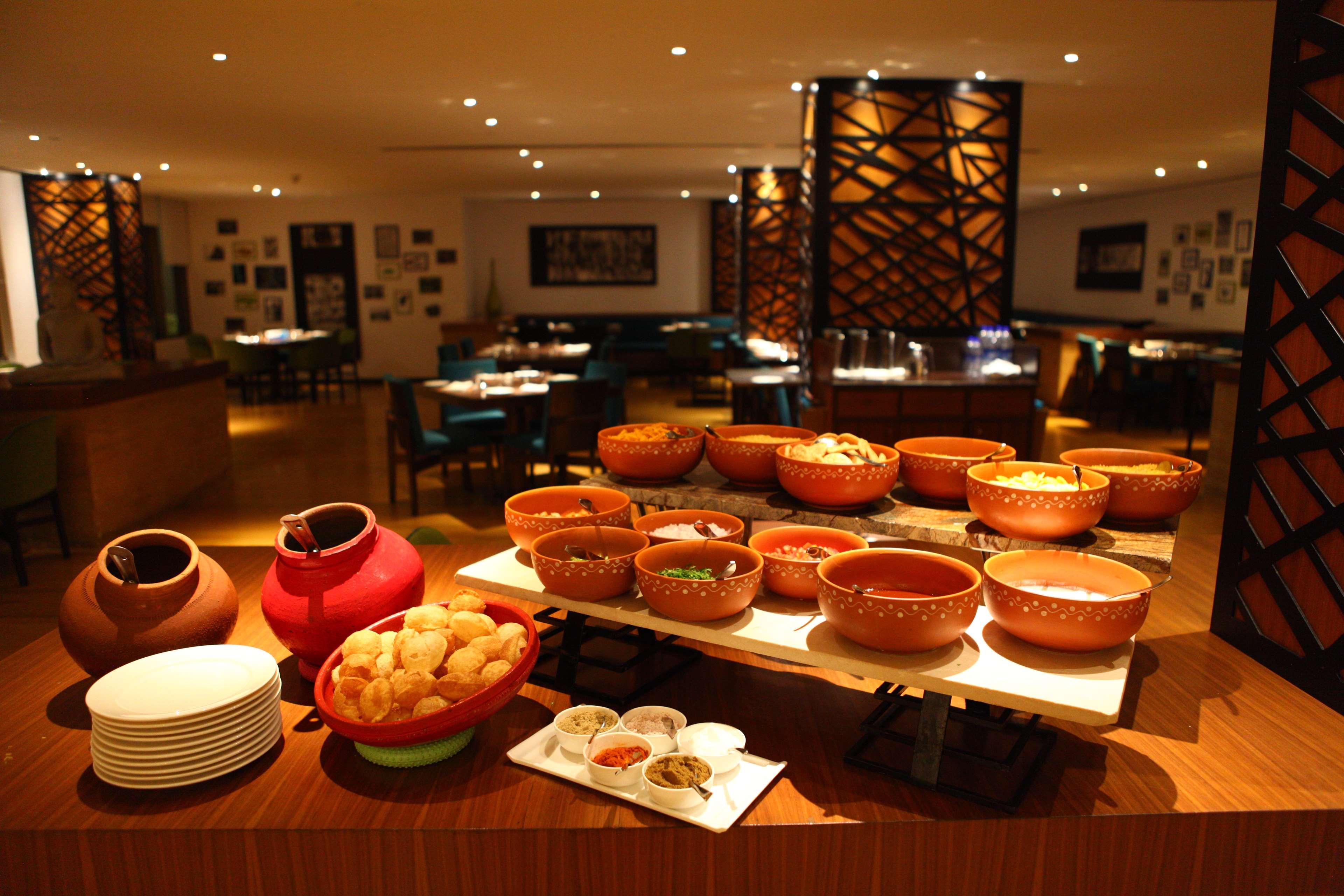 Radisson Blu Plaza Hotel Hyderabad Banjara Hills Eksteriør billede A buffet at a hotel