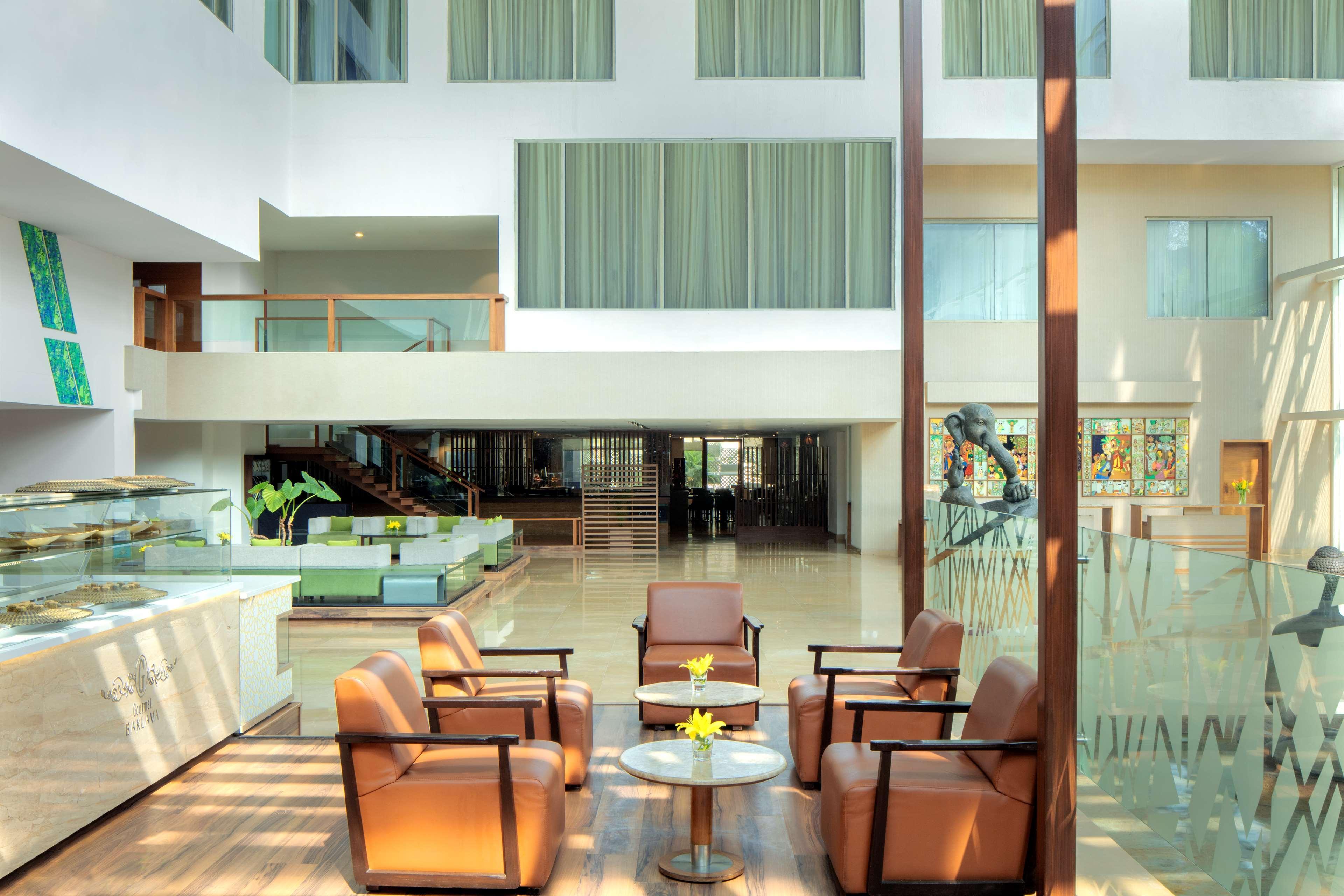 Radisson Blu Plaza Hotel Hyderabad Banjara Hills Eksteriør billede Lobby