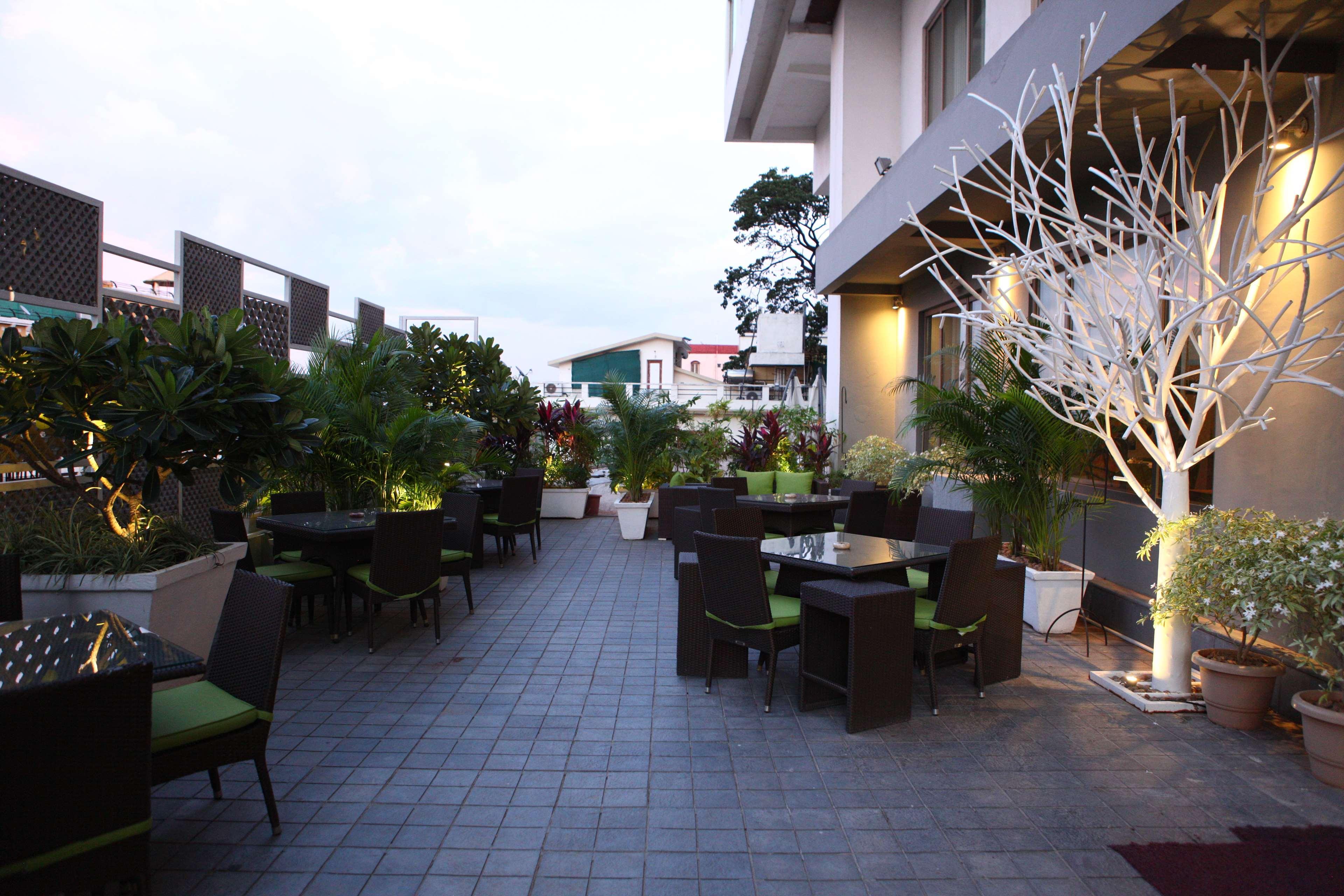 Radisson Blu Plaza Hotel Hyderabad Banjara Hills Eksteriør billede The Terrace at the Park