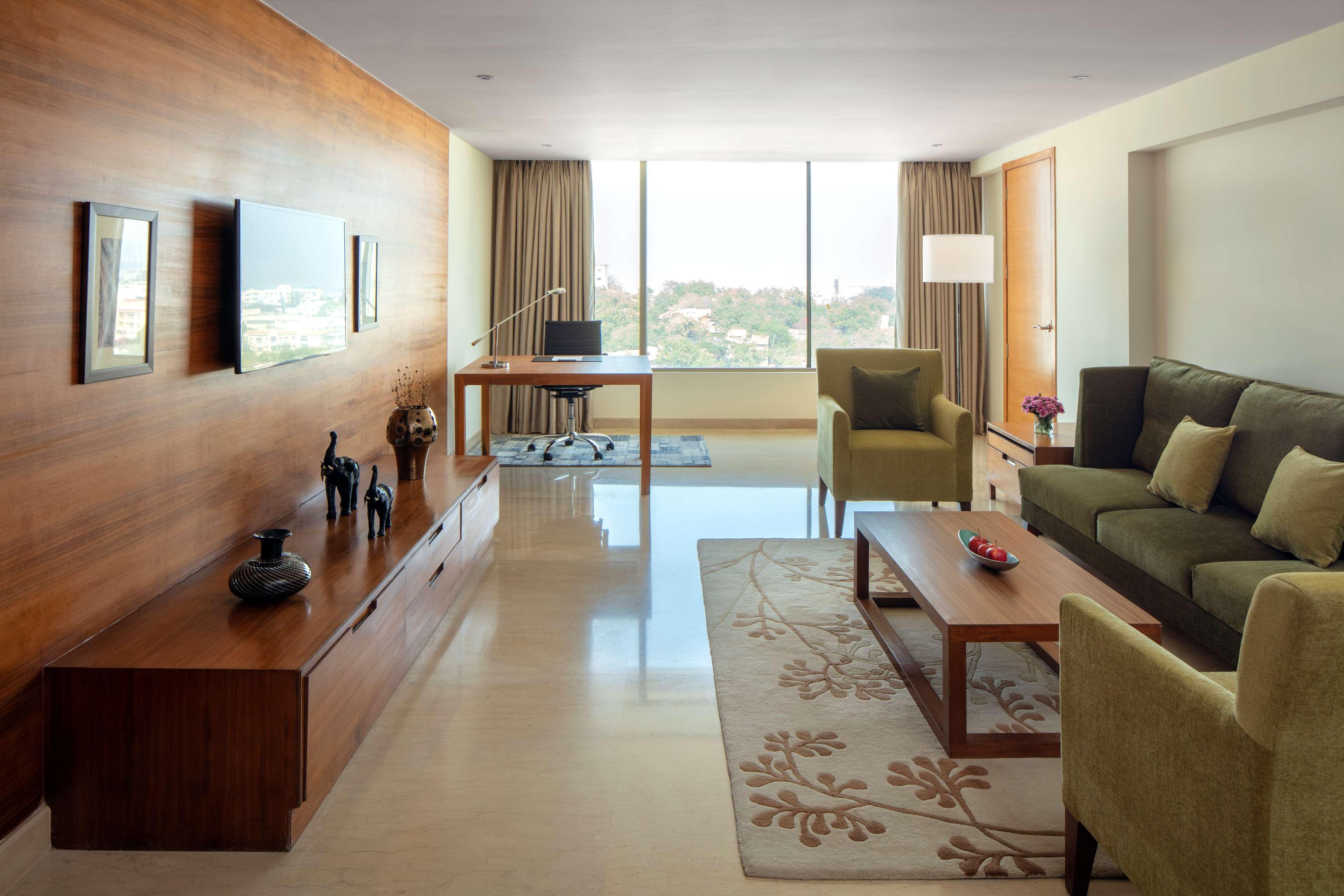Radisson Blu Plaza Hotel Hyderabad Banjara Hills Eksteriør billede A living room at the Taj Mahal Palace, Mumbai