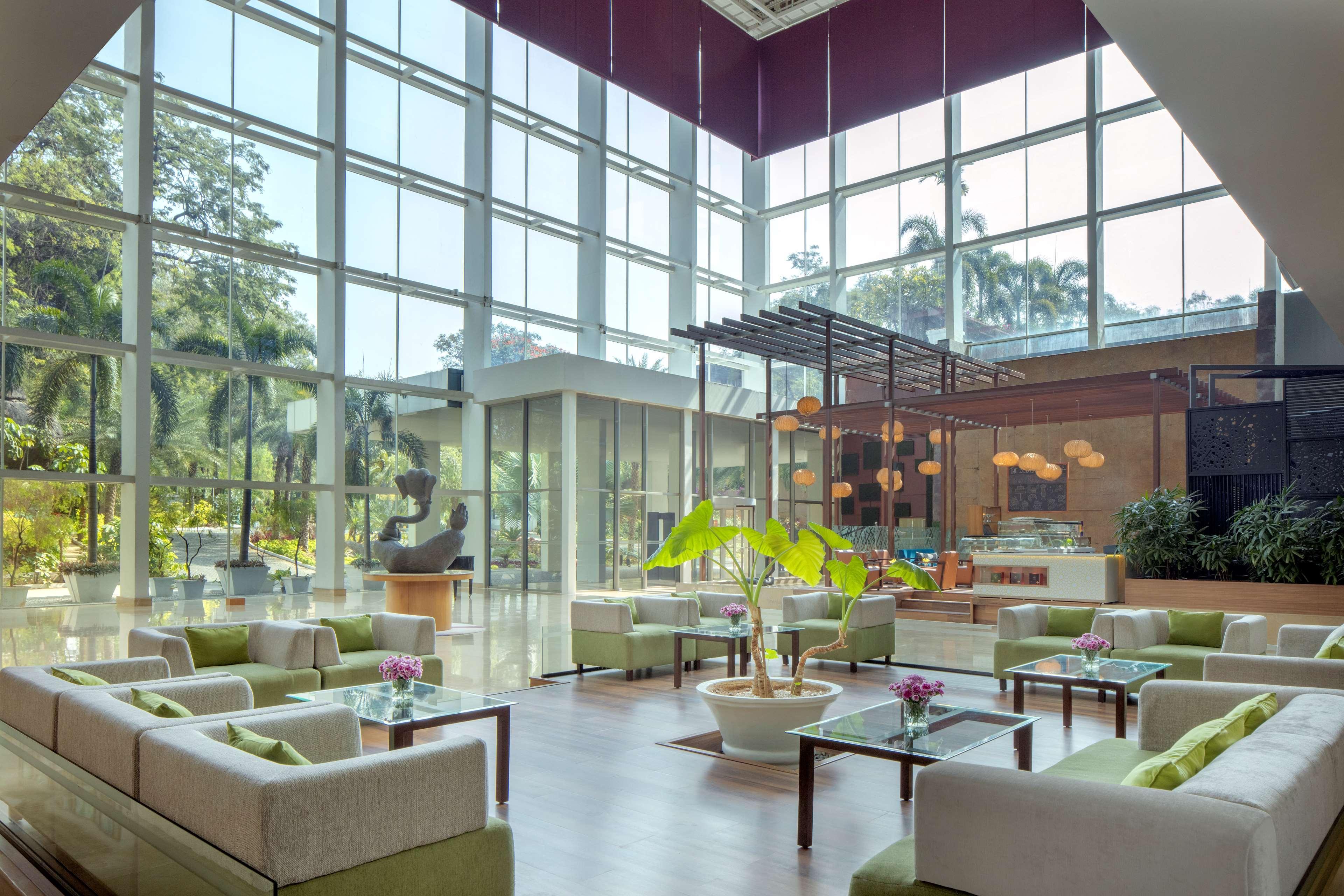 Radisson Blu Plaza Hotel Hyderabad Banjara Hills Eksteriør billede Lobby