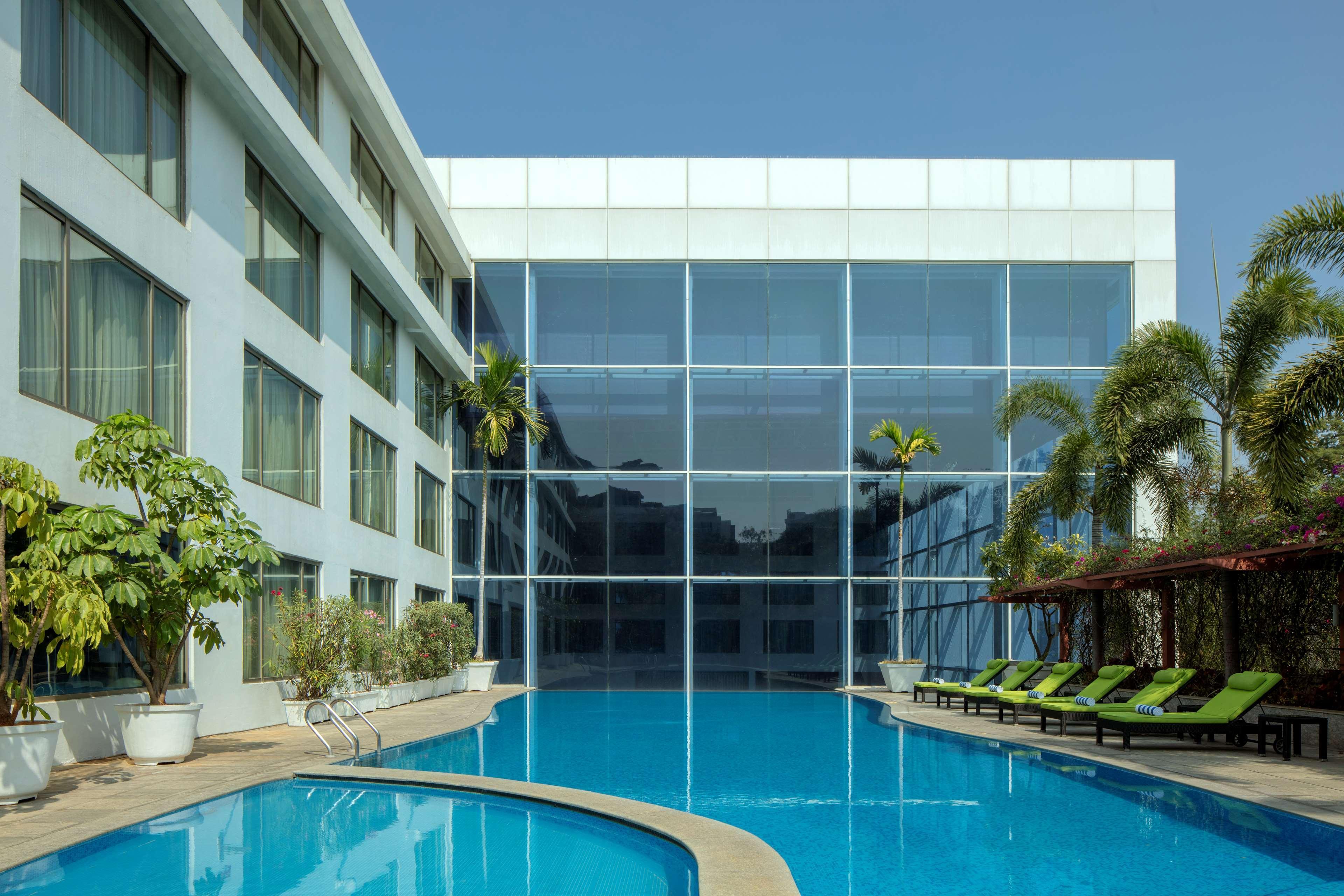Radisson Blu Plaza Hotel Hyderabad Banjara Hills Eksteriør billede The Park, Hyderabad