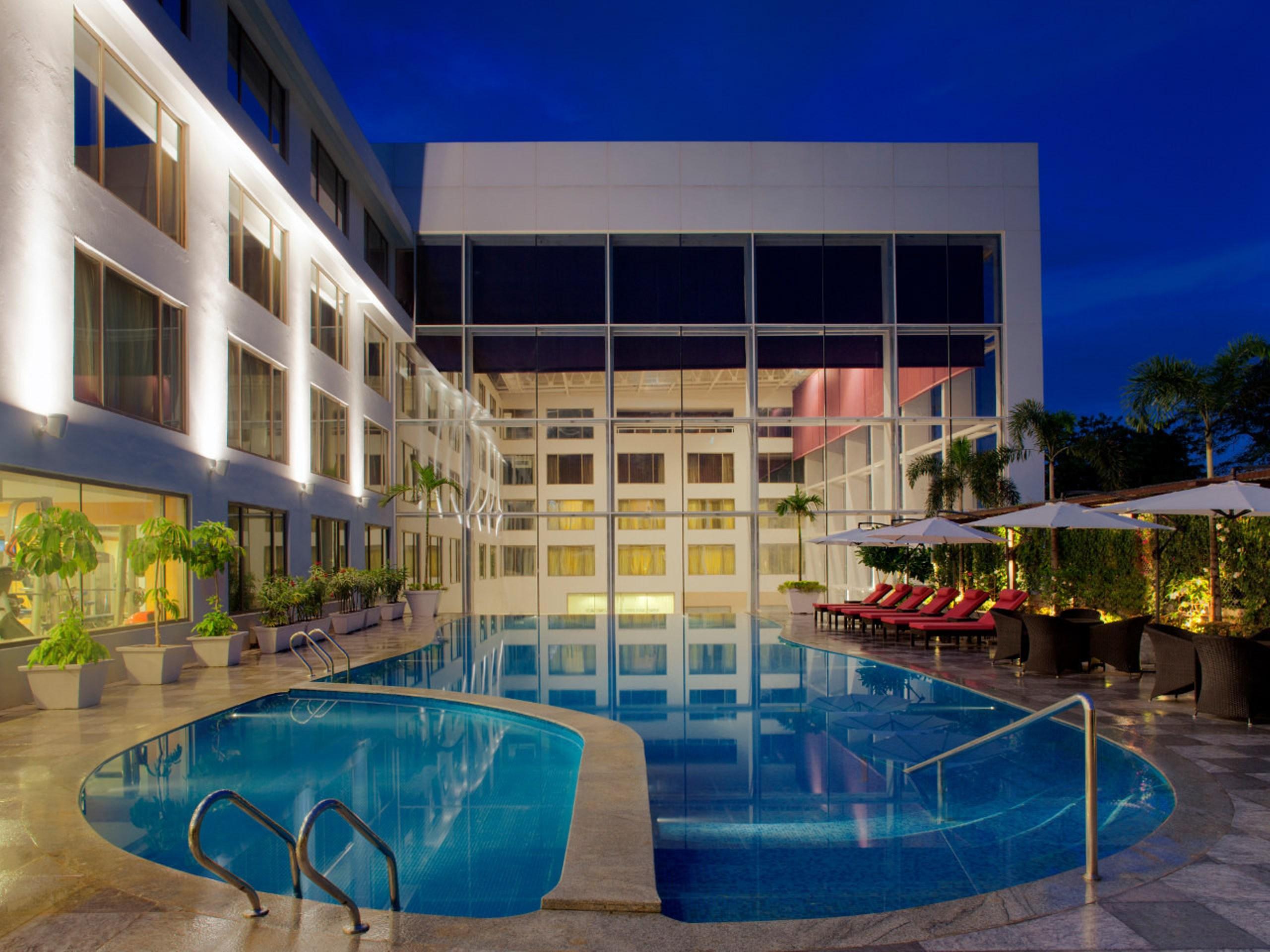 Radisson Blu Plaza Hotel Hyderabad Banjara Hills Eksteriør billede The swimming pool at the hotel