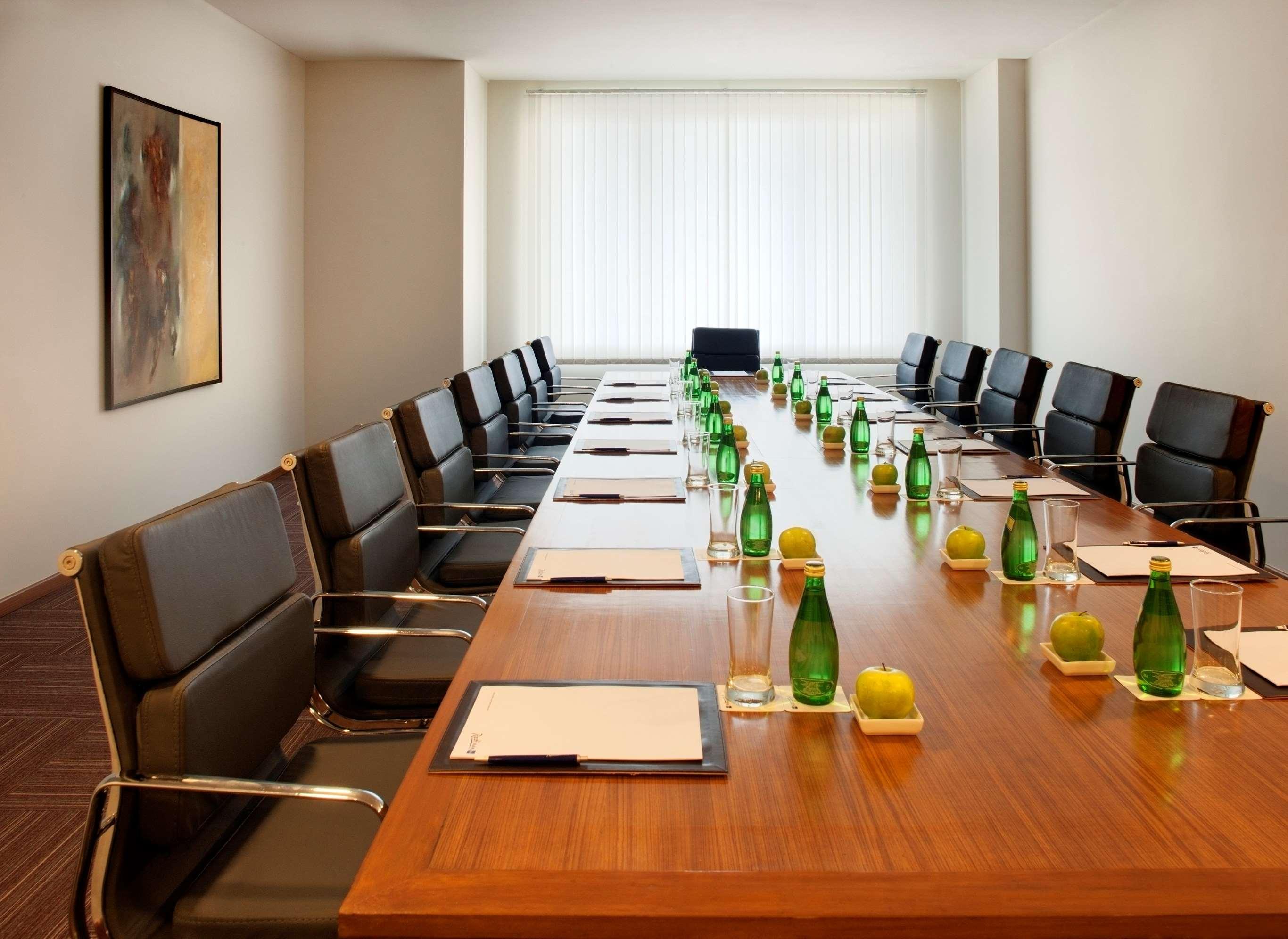 Radisson Blu Plaza Hotel Hyderabad Banjara Hills Business billede A boardroom