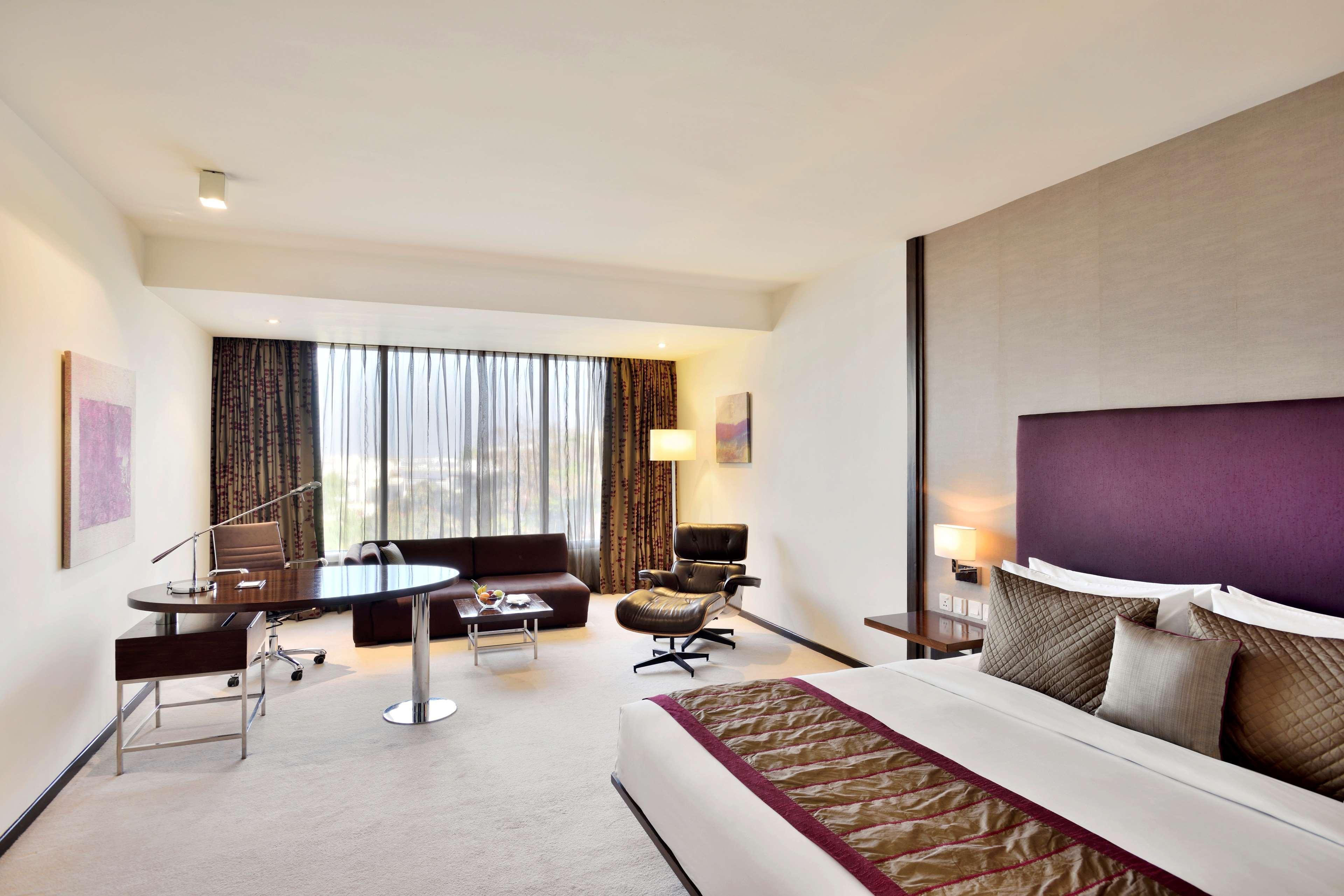 Radisson Blu Plaza Hotel Hyderabad Banjara Hills Eksteriør billede A room at the Park Hyatt Hyderabad