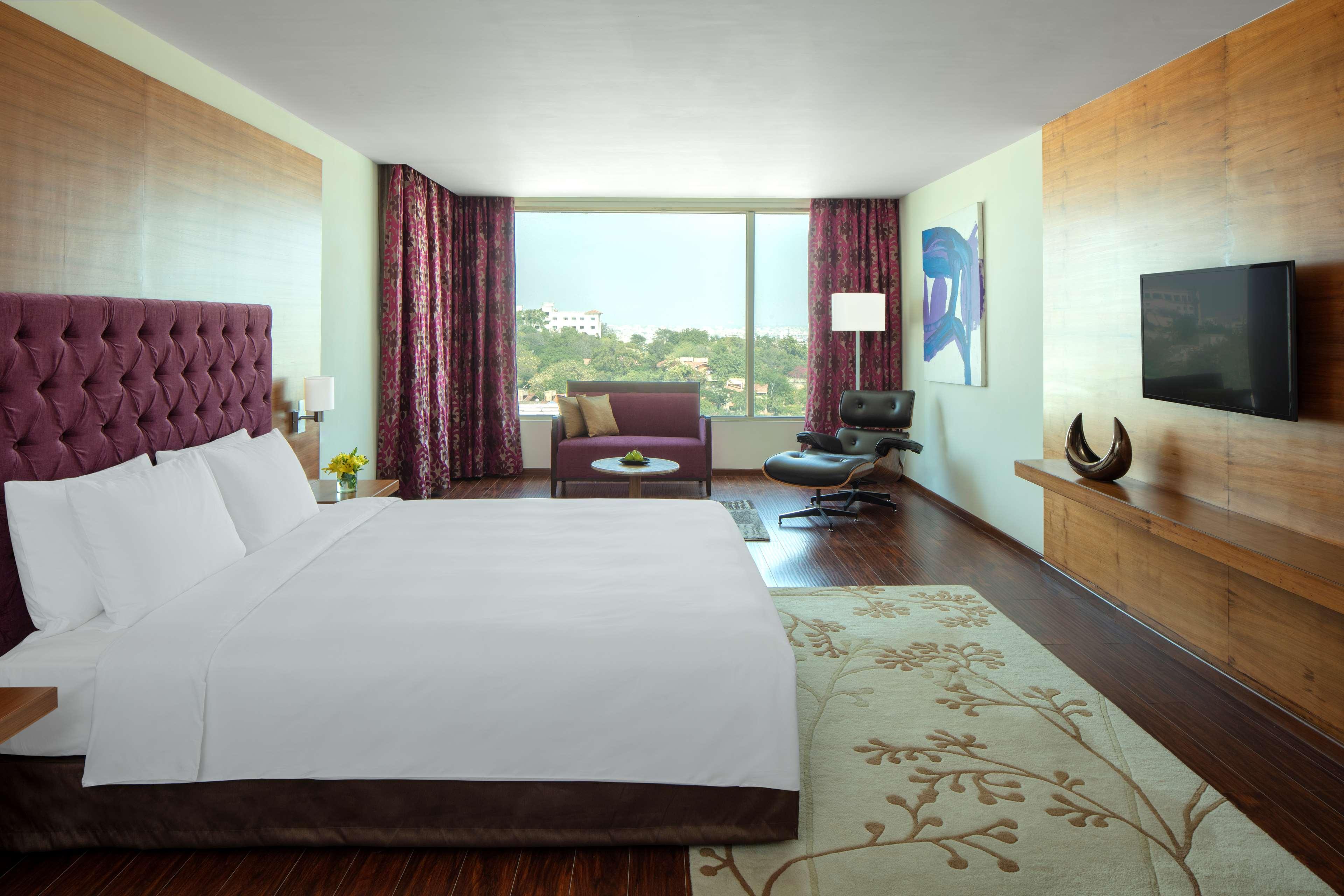 Radisson Blu Plaza Hotel Hyderabad Banjara Hills Eksteriør billede Deluxe Room