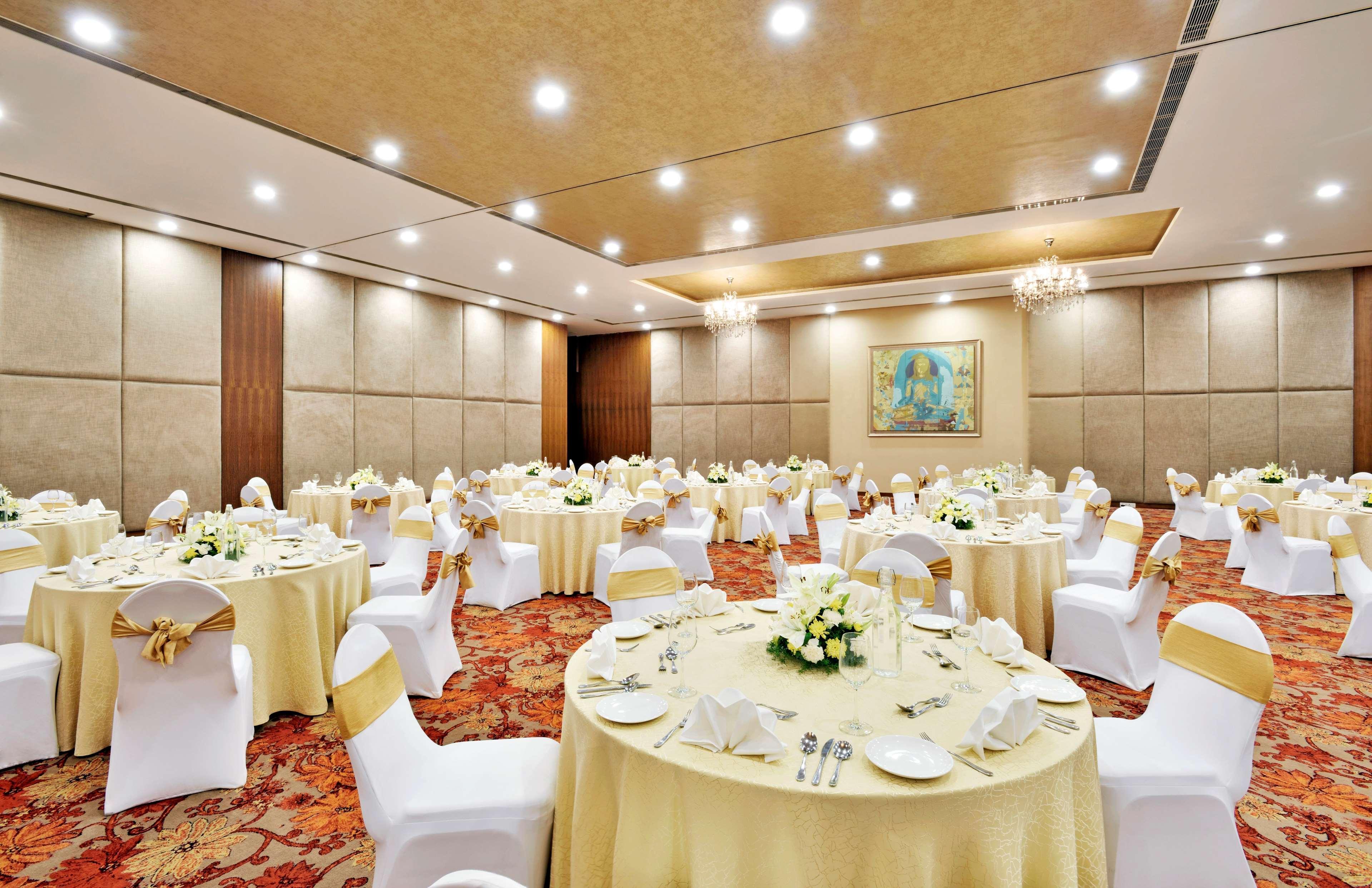 Radisson Blu Plaza Hotel Hyderabad Banjara Hills Eksteriør billede The Grand Ballroom