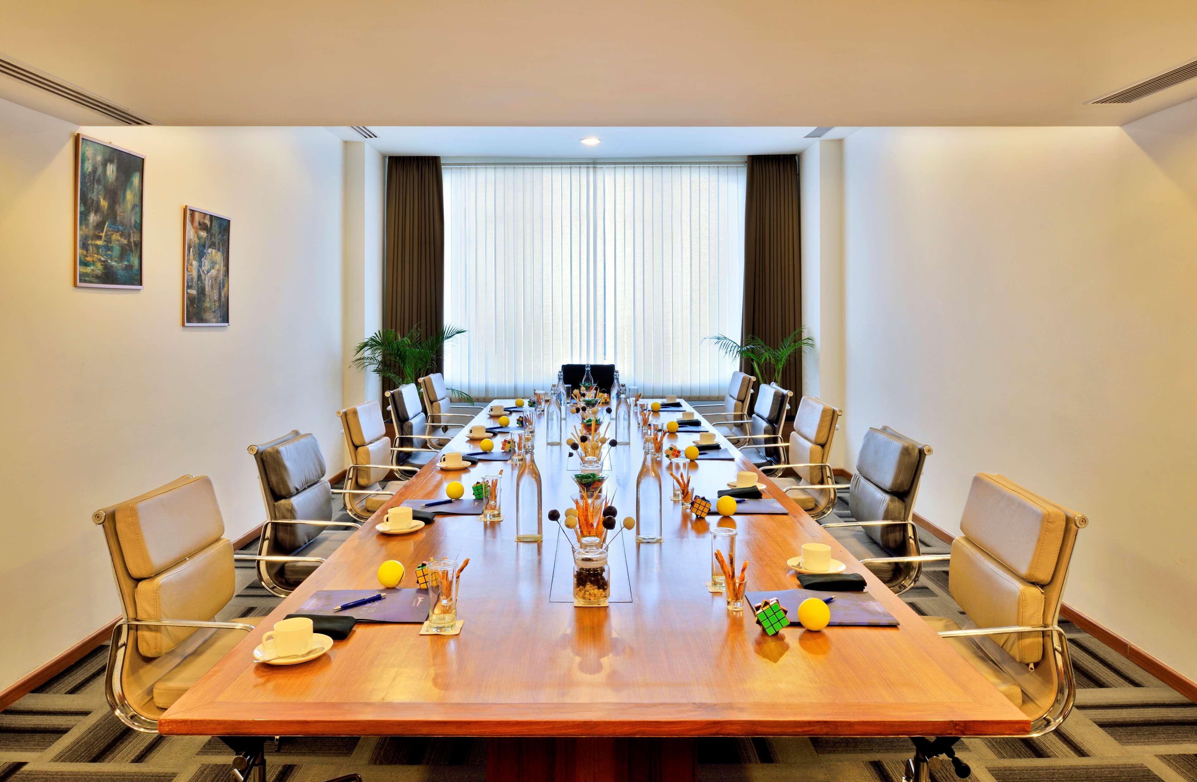 Radisson Blu Plaza Hotel Hyderabad Banjara Hills Eksteriør billede Meeting room