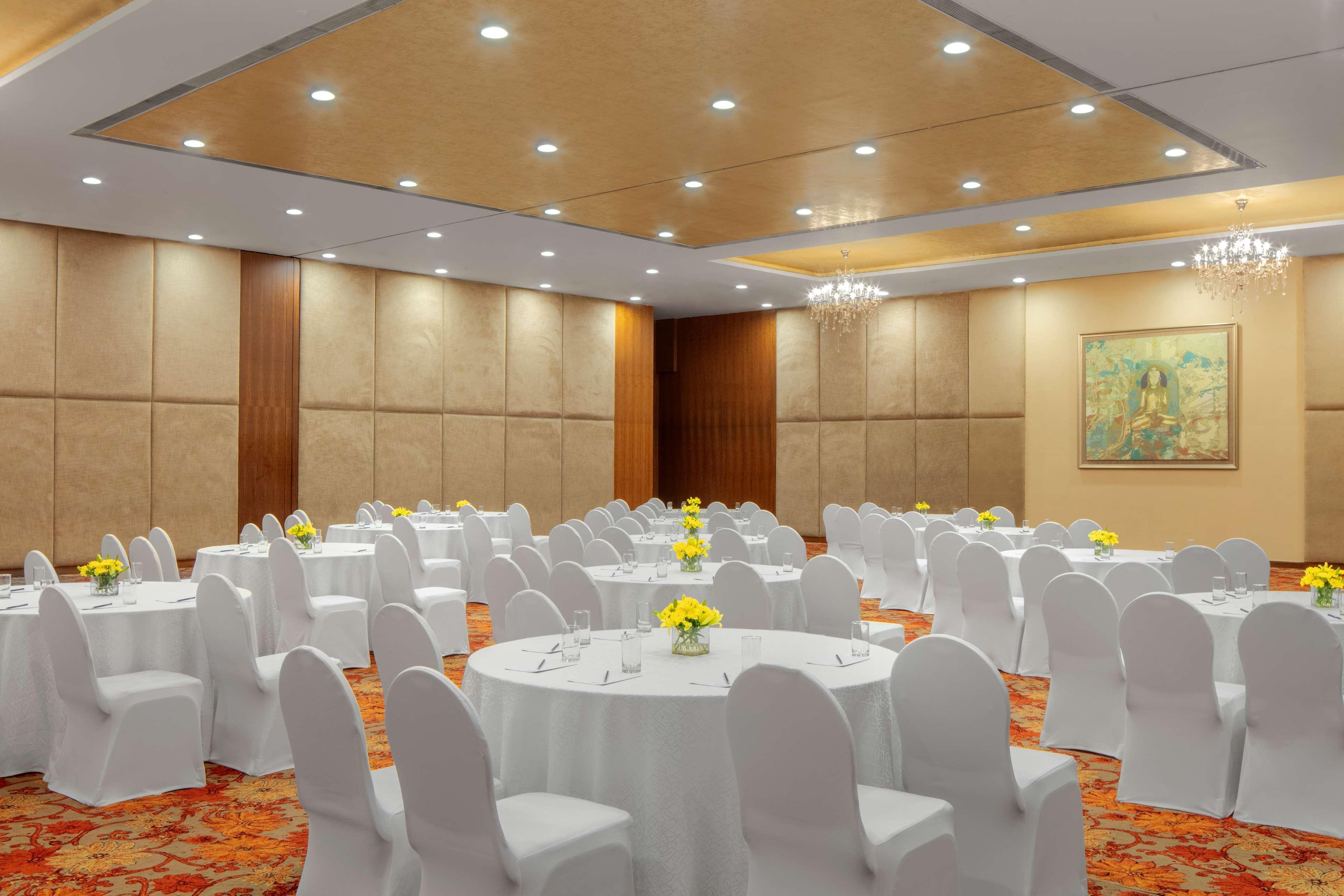 Radisson Blu Plaza Hotel Hyderabad Banjara Hills Eksteriør billede The ballroom at the hotel