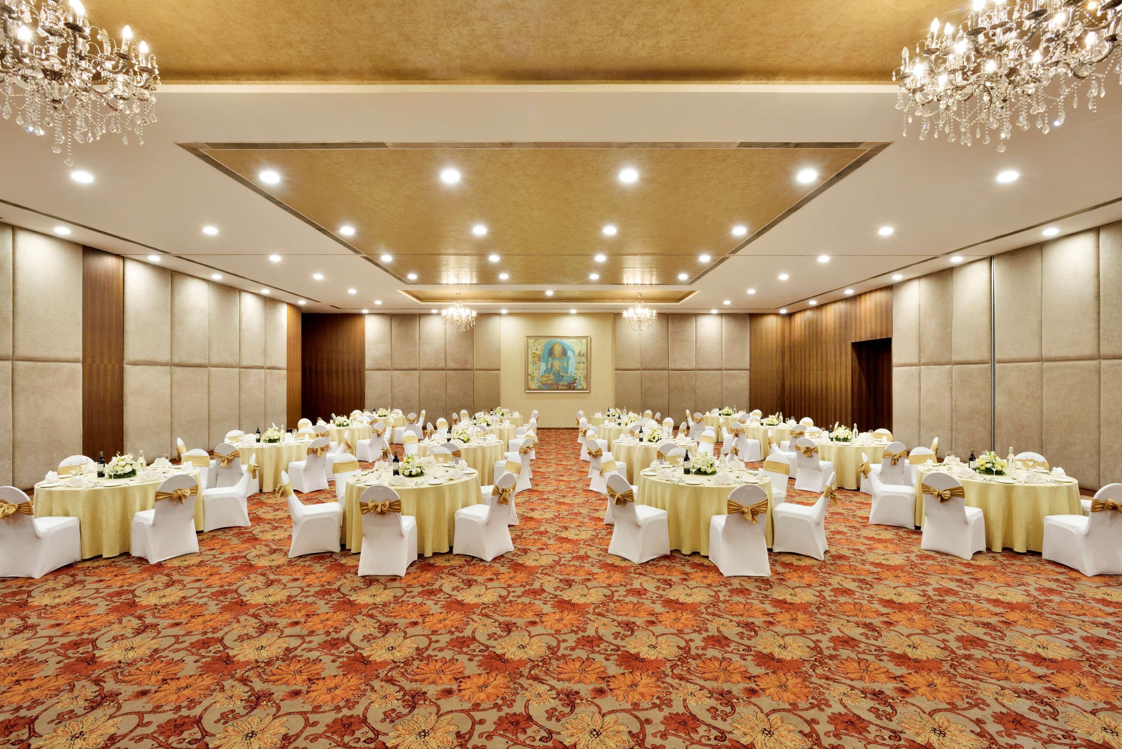 Radisson Blu Plaza Hotel Hyderabad Banjara Hills Eksteriør billede The Royal Ballroom