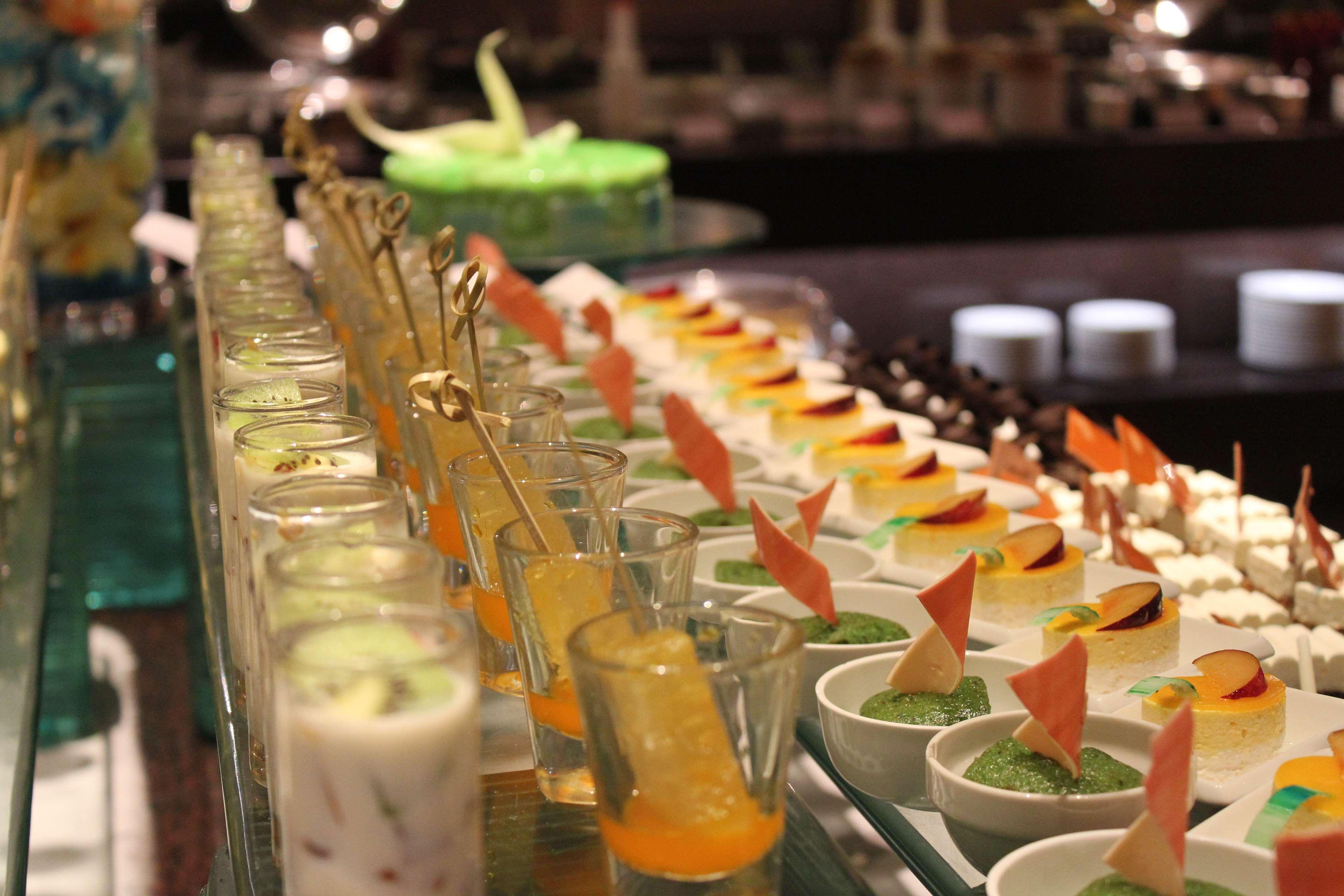 Radisson Blu Plaza Hotel Hyderabad Banjara Hills Eksteriør billede Canapés
