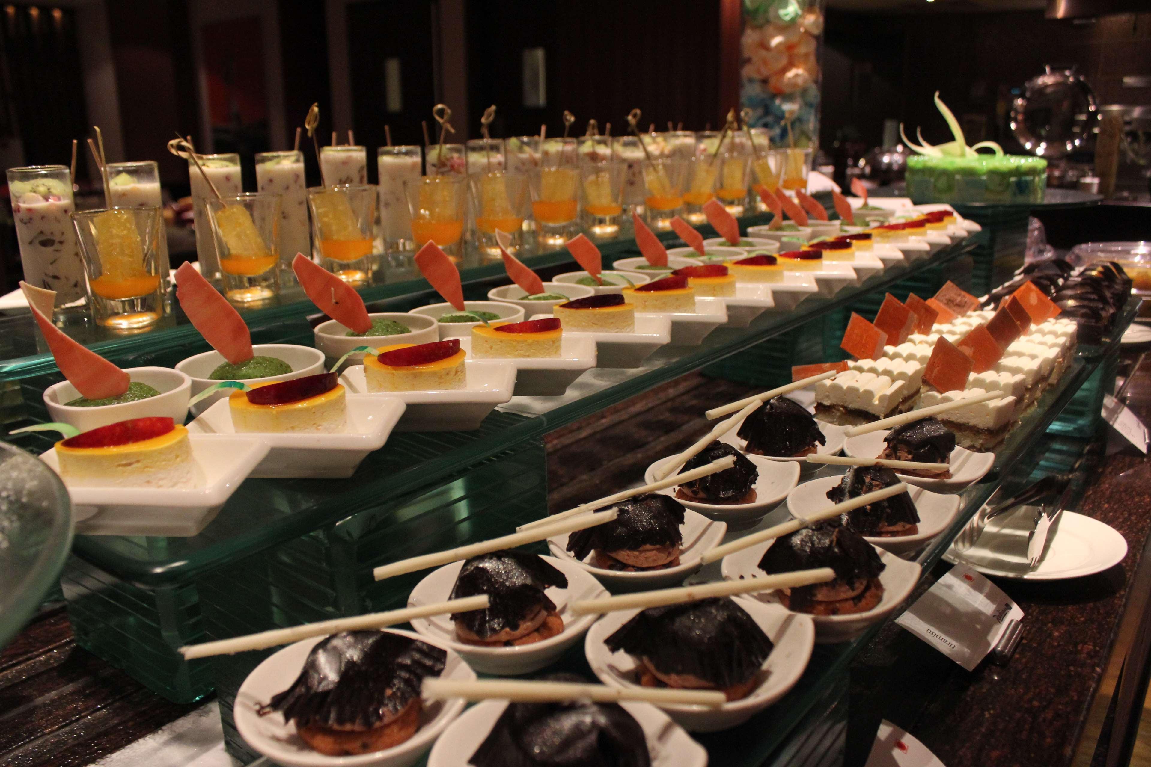 Radisson Blu Plaza Hotel Hyderabad Banjara Hills Eksteriør billede A dessert buffet