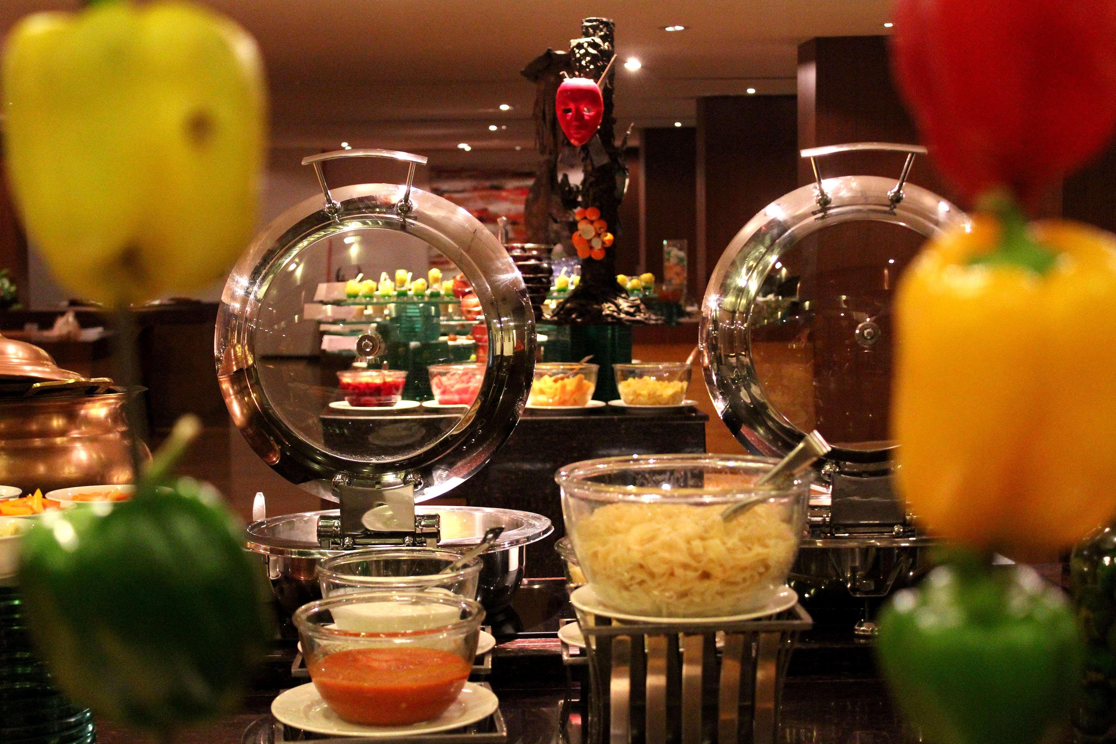 Radisson Blu Plaza Hotel Hyderabad Banjara Hills Eksteriør billede A buffet at a hotel