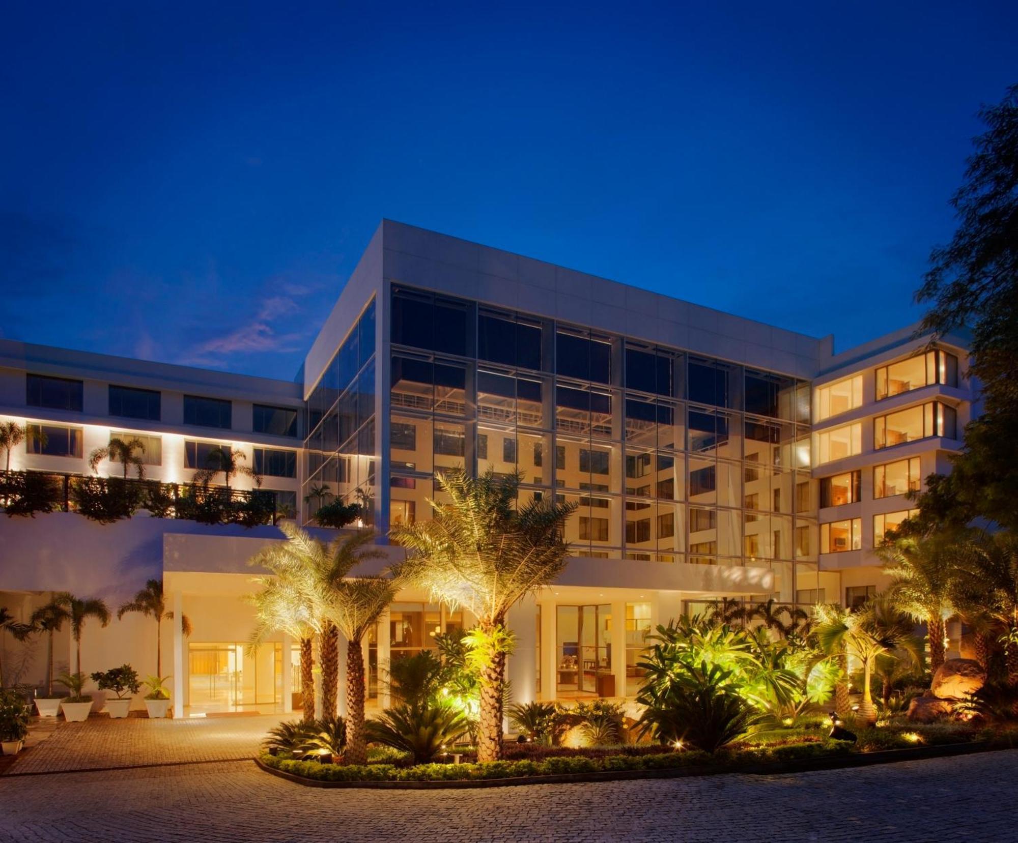 Radisson Blu Plaza Hotel Hyderabad Banjara Hills Eksteriør billede The hotel at night