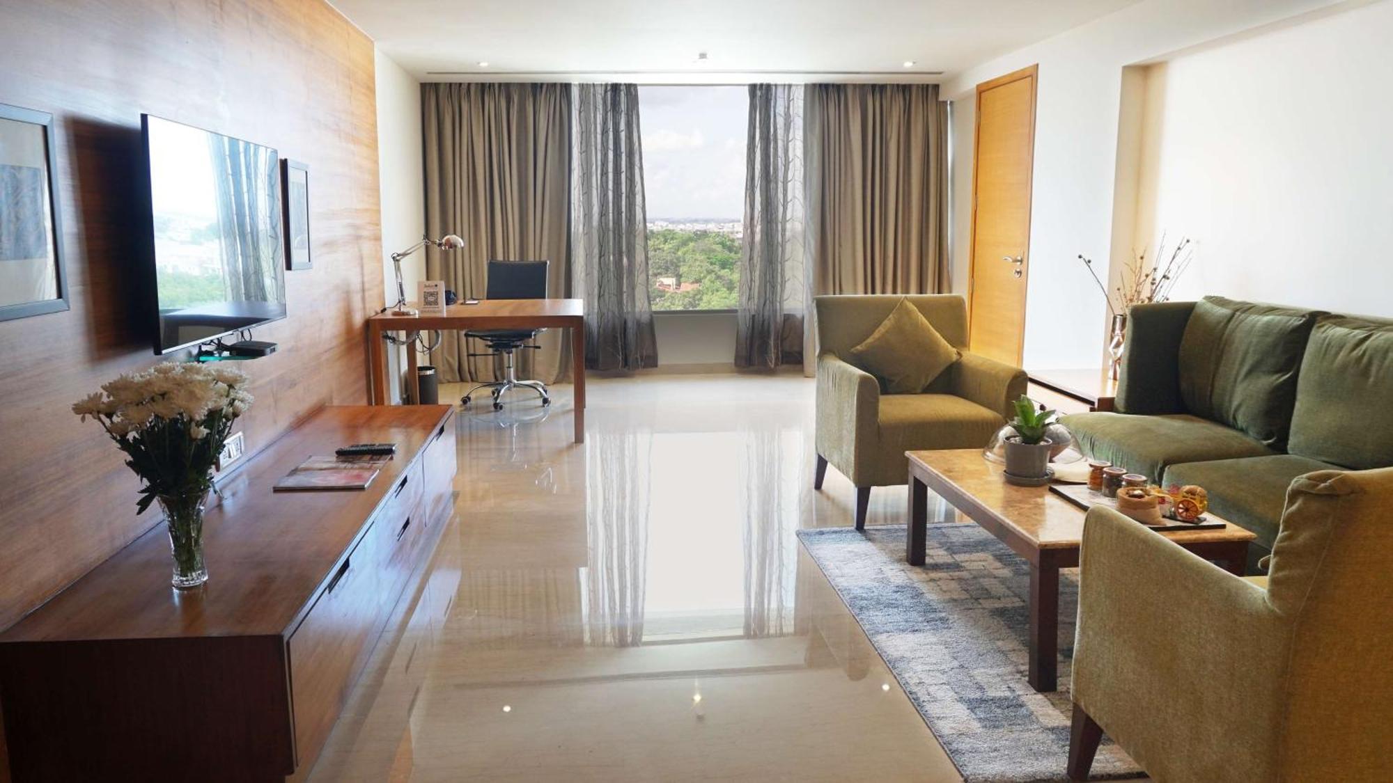 Radisson Blu Plaza Hotel Hyderabad Banjara Hills Eksteriør billede A typical suite at the hotel