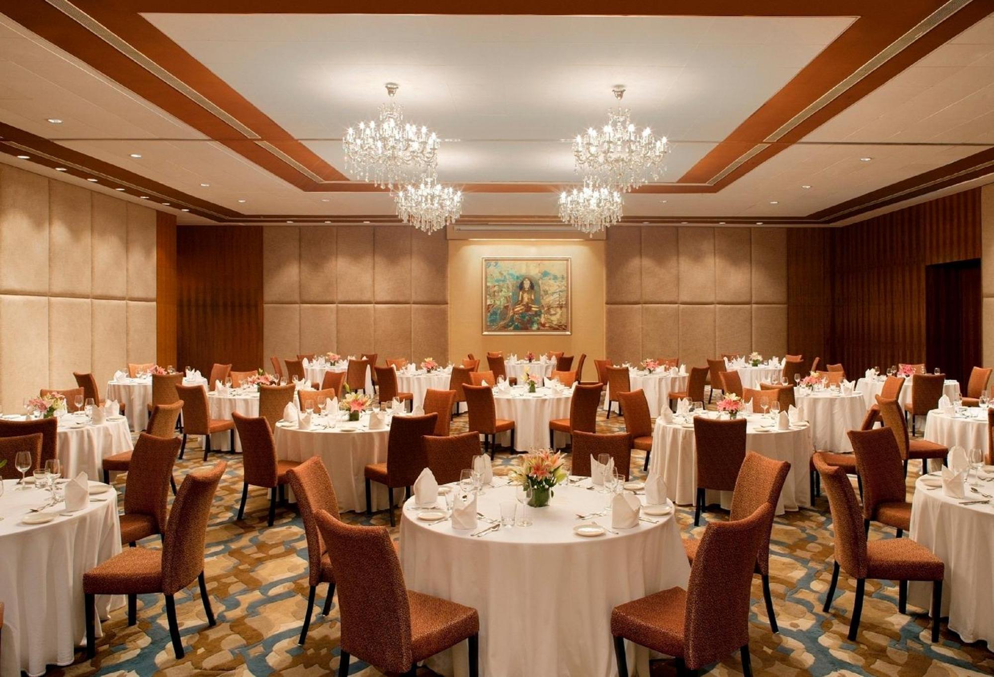Radisson Blu Plaza Hotel Hyderabad Banjara Hills Restaurant billede The ballroom