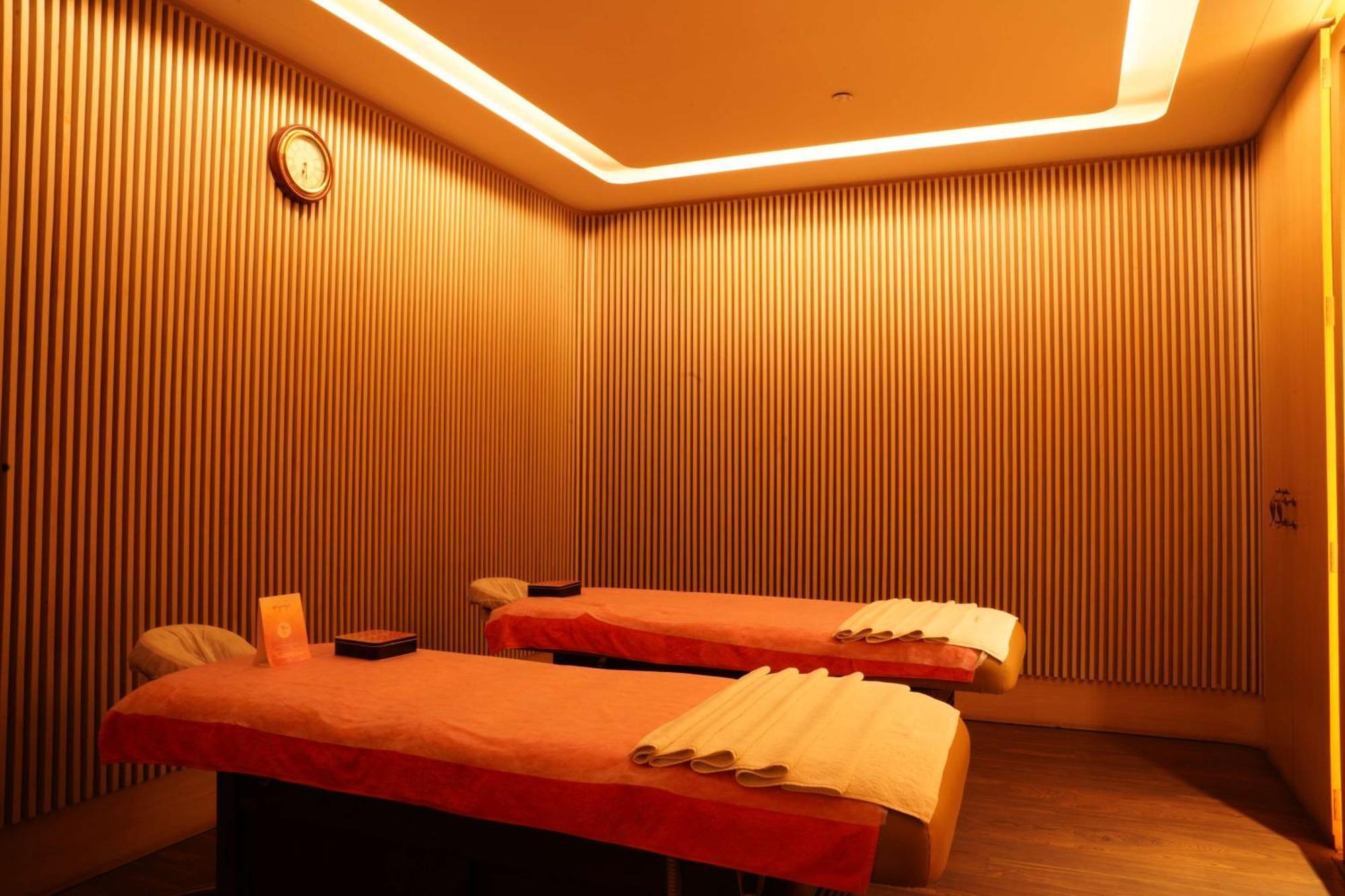 Radisson Blu Plaza Hotel Hyderabad Banjara Hills Eksteriør billede A massage room at a spa