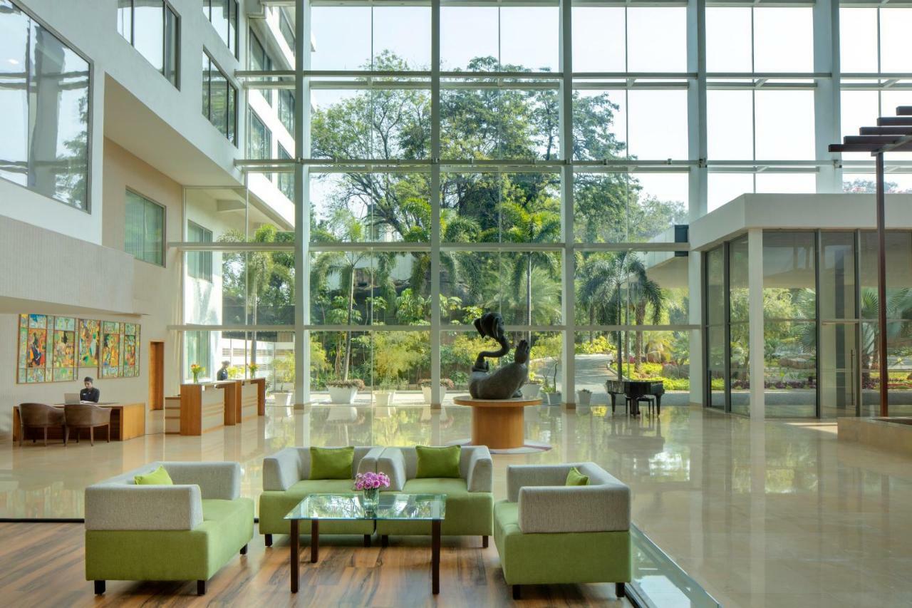 Radisson Blu Plaza Hotel Hyderabad Banjara Hills Eksteriør billede The lobby of the Park Hotel, New Delhi