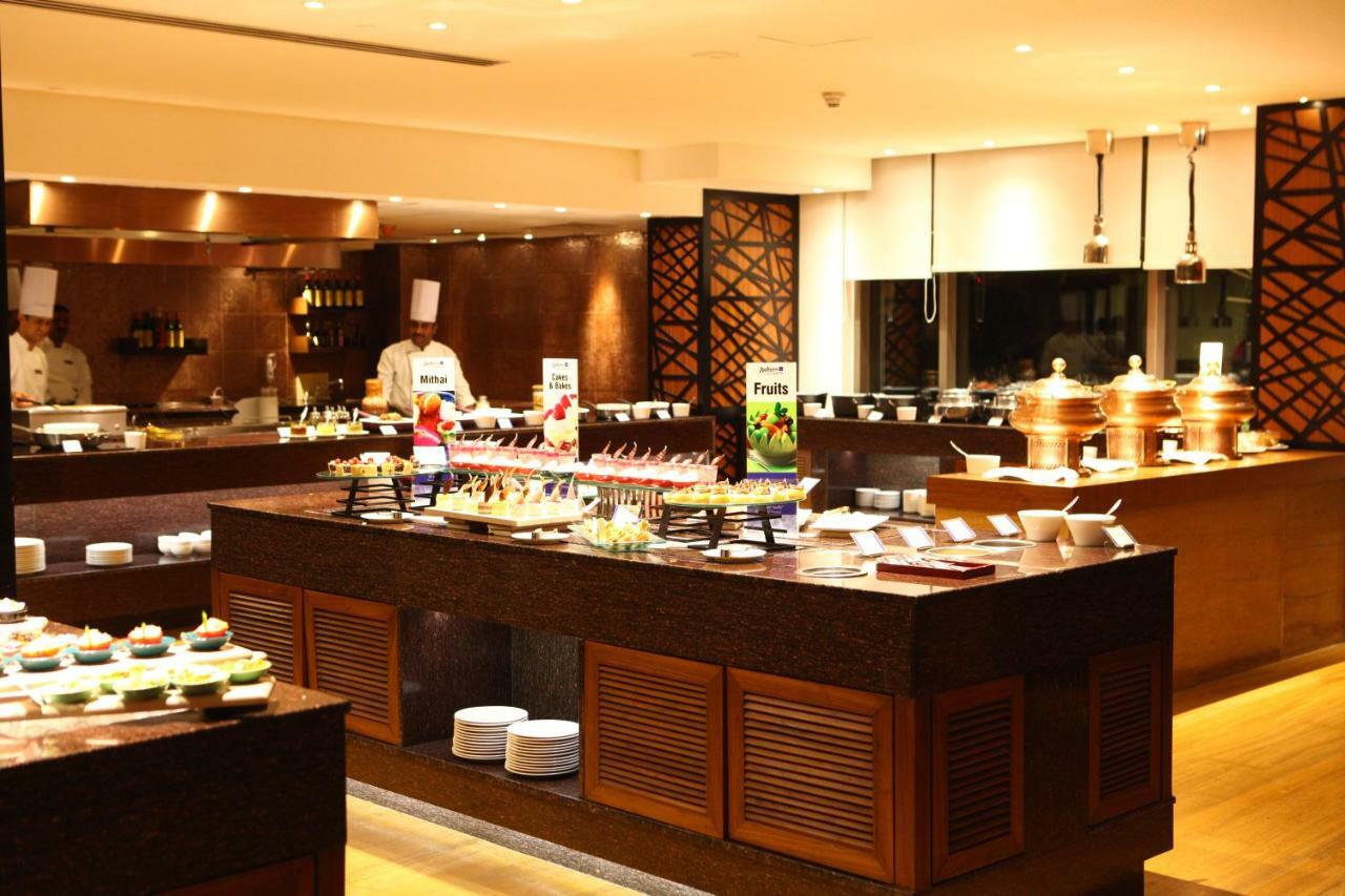 Radisson Blu Plaza Hotel Hyderabad Banjara Hills Eksteriør billede A buffet at a hotel