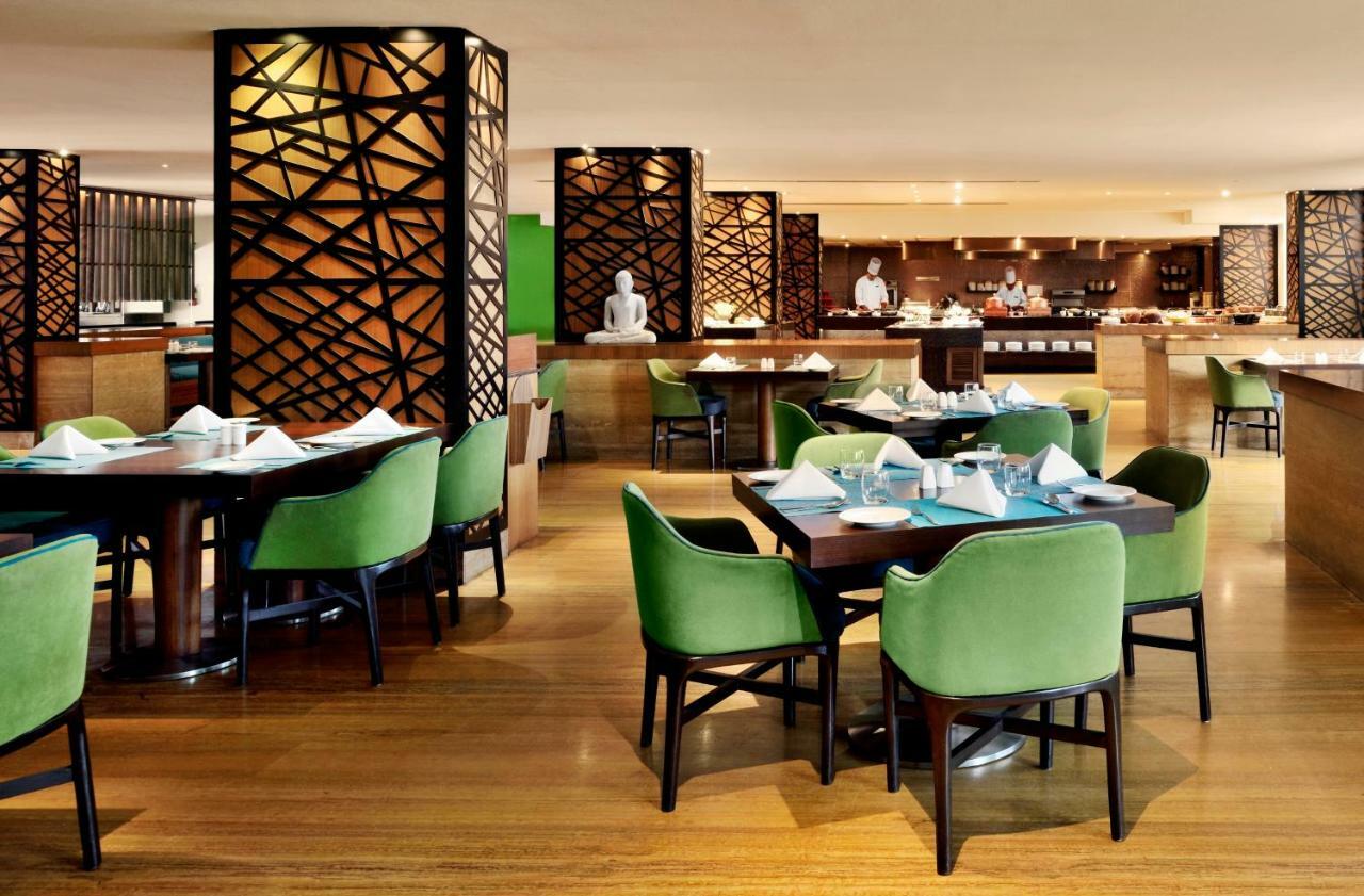 Radisson Blu Plaza Hotel Hyderabad Banjara Hills Eksteriør billede The restaurant